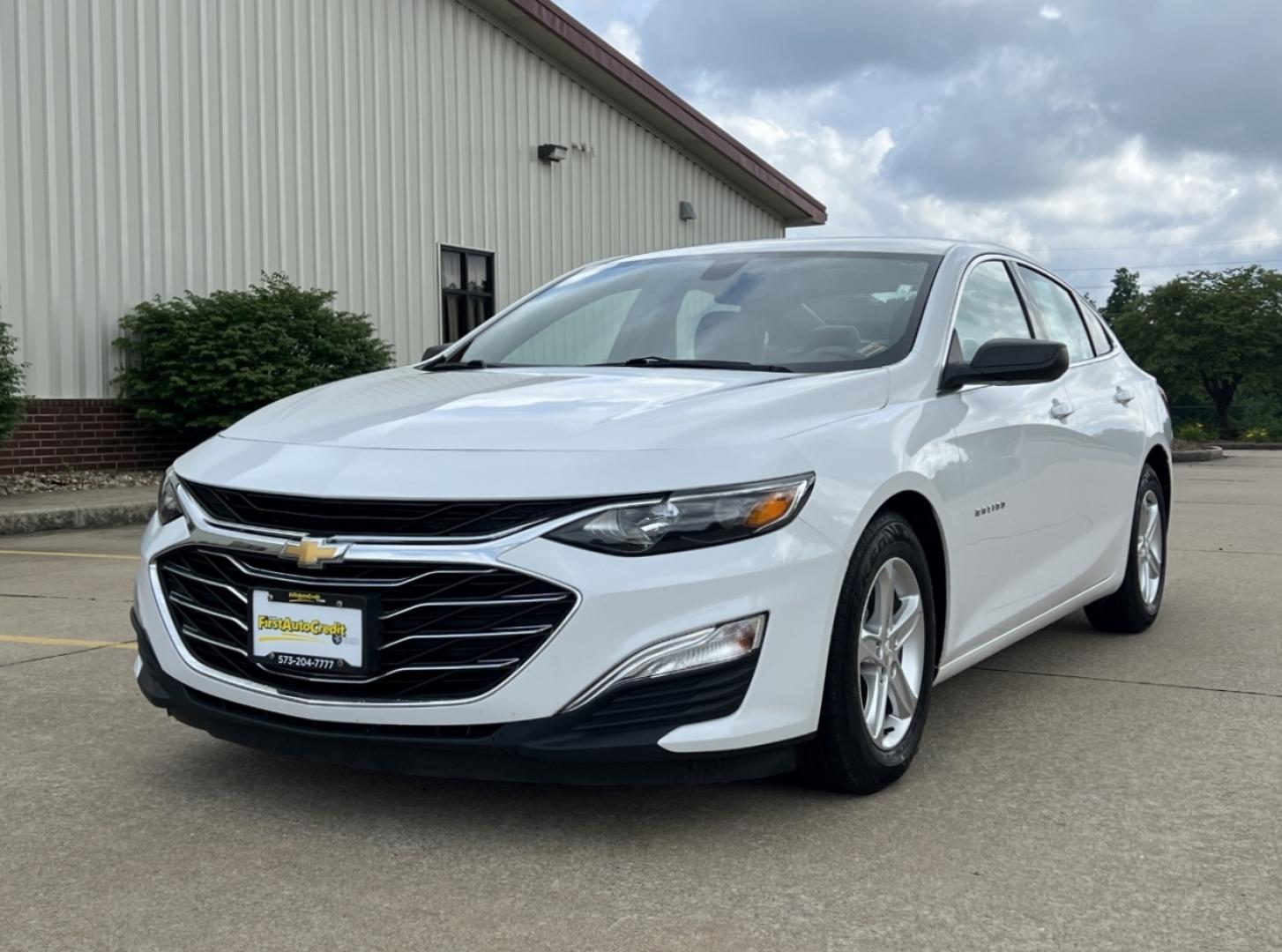 2020 WHITE /Gray Cloth Chevrolet Malibu LS (1G1ZC5ST9LF) with an 1.5L 4 Cyl. engine, Automatic transmission, located at 2990 Old Orchard Rd., Jackson, MO, 63755, 37.354214, -89.612106 - 2020 Chevrolet Malibu LS 1-Owner 121xxx miles Front Wheel Drive 1.5L 4 Cyl. Automatic Backup Camera Bluetooth Cruise Power Windows/Locks/Mirrors We have financing available and we accept trades! Fill out a credit application on our website or come by today! If you have any questions, give - Photo#3
