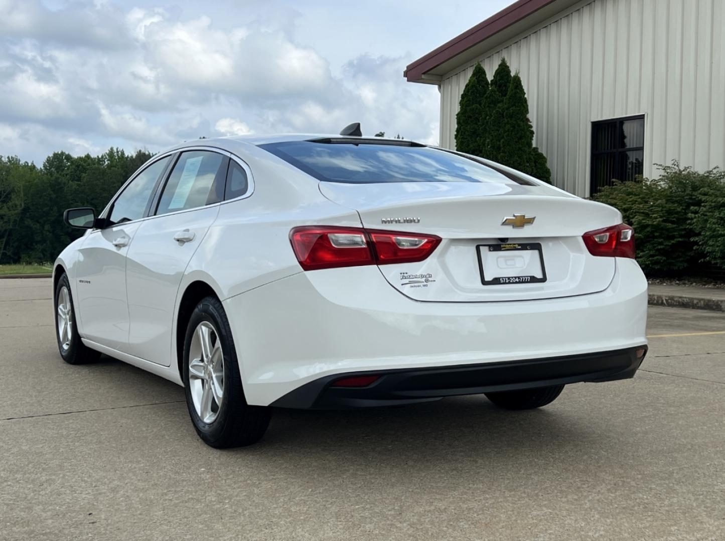 2020 WHITE /Gray Cloth Chevrolet Malibu LS (1G1ZC5ST9LF) with an 1.5L 4 Cyl. engine, Automatic transmission, located at 2990 Old Orchard Rd., Jackson, MO, 63755, 37.354214, -89.612106 - 2020 Chevrolet Malibu LS 1-Owner 121xxx miles Front Wheel Drive 1.5L 4 Cyl. Automatic Backup Camera Bluetooth Cruise Power Windows/Locks/Mirrors We have financing available and we accept trades! Fill out a credit application on our website or come by today! If you have any questions, give - Photo#7
