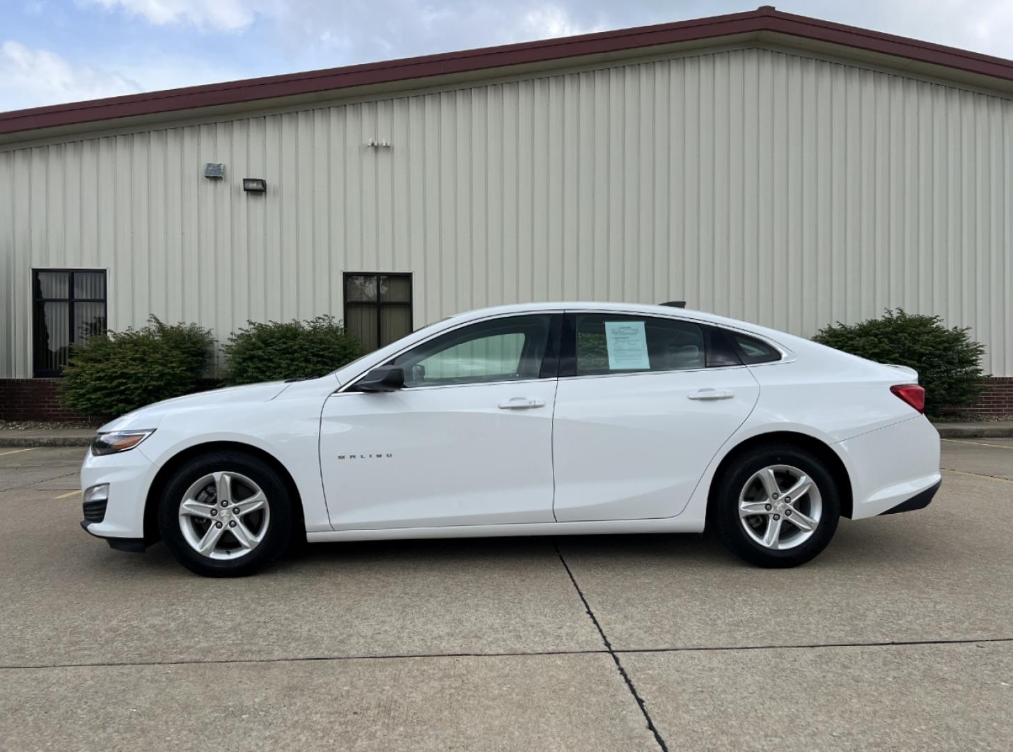 2020 WHITE /Gray Cloth Chevrolet Malibu LS (1G1ZC5ST9LF) with an 1.5L 4 Cyl. engine, Automatic transmission, located at 2990 Old Orchard Rd., Jackson, MO, 63755, 37.354214, -89.612106 - 2020 Chevrolet Malibu LS 1-Owner 121xxx miles Front Wheel Drive 1.5L 4 Cyl. Automatic Backup Camera Bluetooth Cruise Power Windows/Locks/Mirrors We have financing available and we accept trades! Fill out a credit application on our website or come by today! If you have any questions, give - Photo#4
