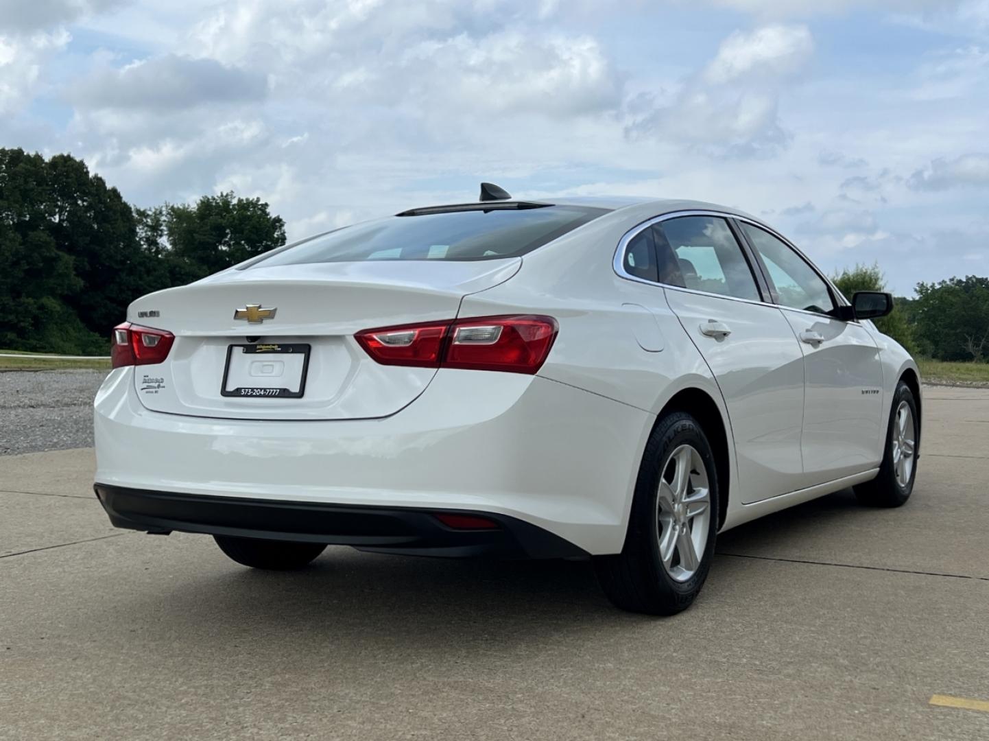 2020 WHITE /Gray Cloth Chevrolet Malibu LS (1G1ZC5ST9LF) with an 1.5L 4 Cyl. engine, Automatic transmission, located at 2990 Old Orchard Rd., Jackson, MO, 63755, 37.354214, -89.612106 - 2020 Chevrolet Malibu LS 1-Owner 121xxx miles Front Wheel Drive 1.5L 4 Cyl. Automatic Backup Camera Bluetooth Cruise Power Windows/Locks/Mirrors We have financing available and we accept trades! Fill out a credit application on our website or come by today! If you have any questions, give - Photo#6