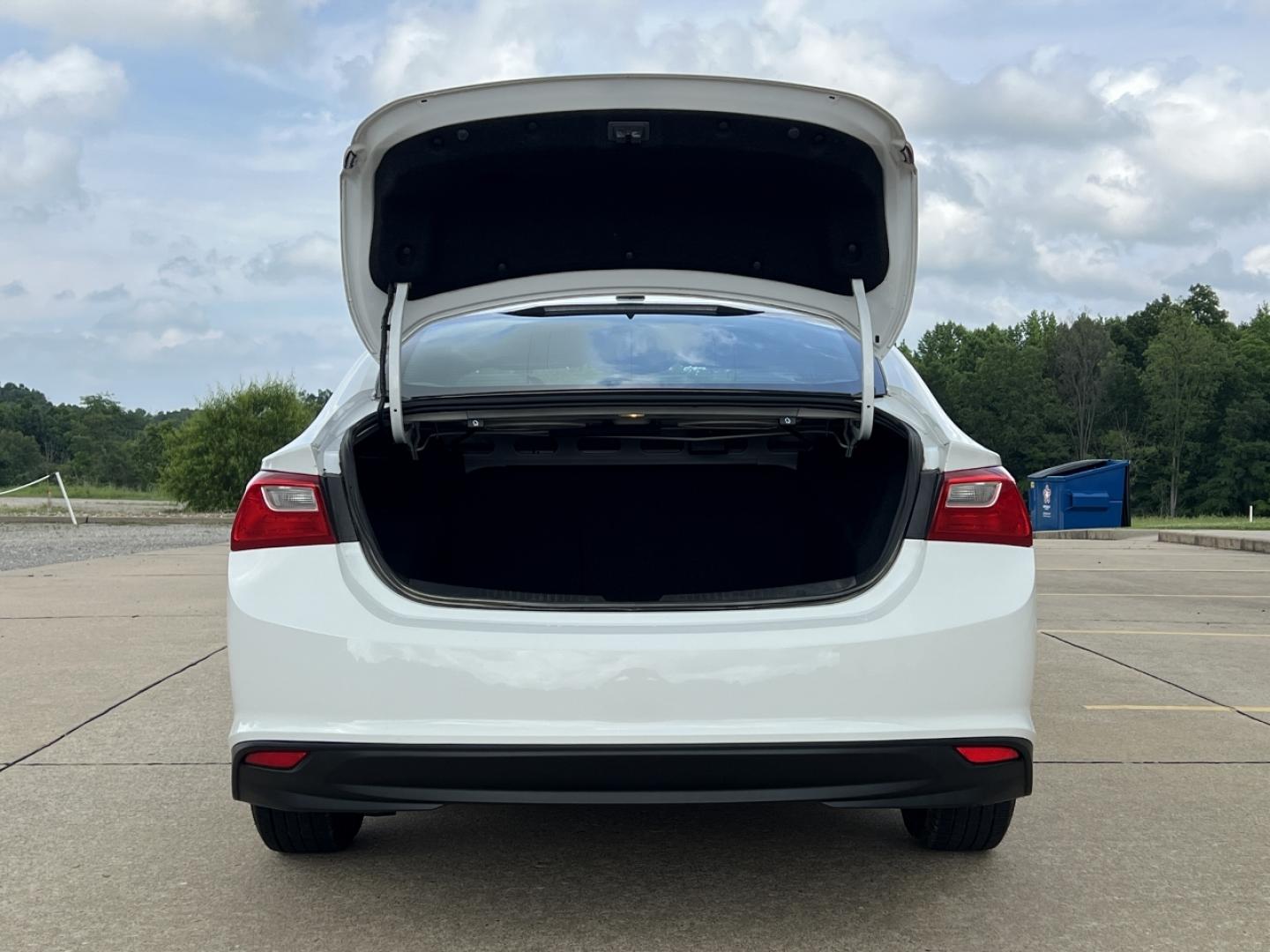 2020 WHITE /Gray Cloth Chevrolet Malibu LS (1G1ZC5ST9LF) with an 1.5L 4 Cyl. engine, Automatic transmission, located at 2990 Old Orchard Rd., Jackson, MO, 63755, 37.354214, -89.612106 - 2020 Chevrolet Malibu LS 1-Owner 121xxx miles Front Wheel Drive 1.5L 4 Cyl. Automatic Backup Camera Bluetooth Cruise Power Windows/Locks/Mirrors We have financing available and we accept trades! Fill out a credit application on our website or come by today! If you have any questions, give - Photo#16