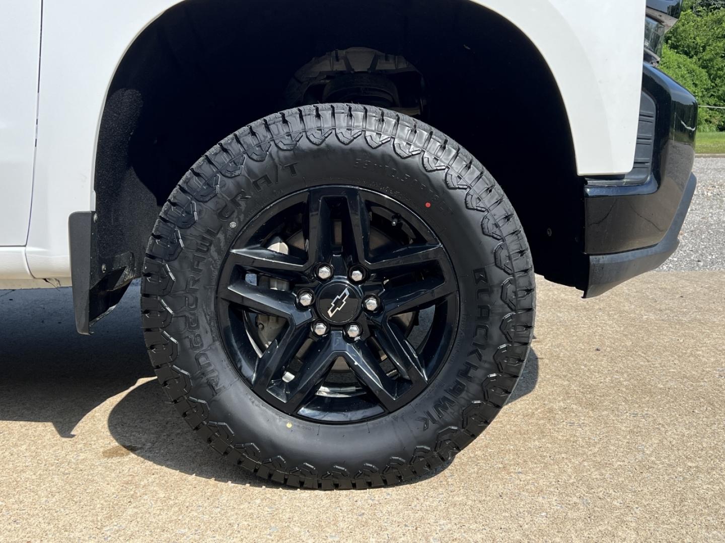 2019 WHITE /Black Cloth Chevrolet Silverado 1500 LT Trail Boss Crew Cab Long Box 4WD (1GCPYFED8KZ) with an 5.3L V8 engine, Automatic transmission, located at 2990 Old Orchard Rd., Jackson, MO, 63755, 37.354214, -89.612106 - 2019 Chevrolet Silverado 1500 LT Trail Boss 148xxx miles 4x4 5.3L V8 Automatic Backup Camera Power Driver Seat Heated Seats Bluetooth Remote Start Cruise Power Windows/Locks/Mirrors We have financing available and we accept trades! Fill out a credit application on our website or come by - Photo#39