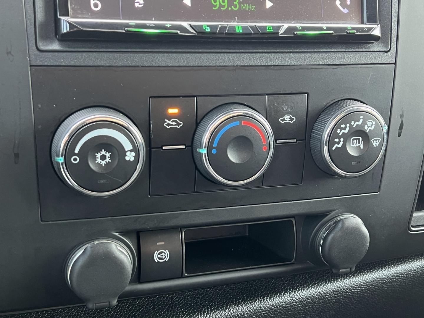 2014 WHITE /Black Cloth Chevrolet Silverado 3500HD LT Crew Cab 4WD (1GC4K0C86EF) with an 6.6L V8 DIESEL engine, Automatic transmission, located at 2990 Old Orchard Rd., Jackson, MO, 63755, 37.354214, -89.612106 - 2014 Chevrolet Silverado 3500HD LT 217xxx miles 4x4 6.6L V8 Diesel Automatic Backup Camera Power Driver Seat Bluetooth Remote Start Cruise Power Windows/Locks/Mirrors We have financing available and we accept trades! Fill out a credit application on our website or come by today! If you h - Photo#25