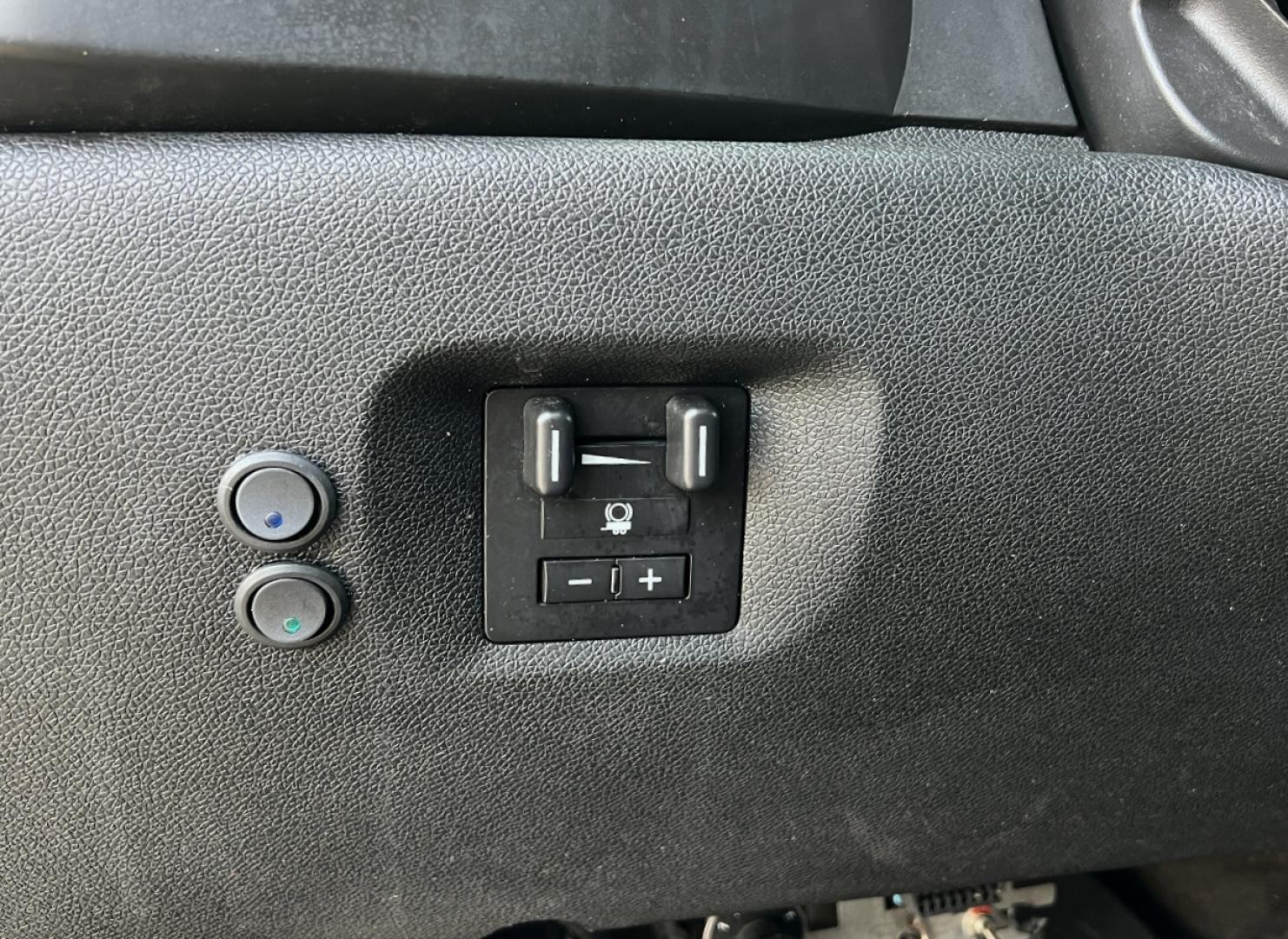 2014 WHITE /Black Cloth Chevrolet Silverado 3500HD LT Crew Cab 4WD (1GC4K0C86EF) with an 6.6L V8 DIESEL engine, Automatic transmission, located at 2990 Old Orchard Rd., Jackson, MO, 63755, 37.354214, -89.612106 - 2014 Chevrolet Silverado 3500HD LT 217xxx miles 4x4 6.6L V8 Diesel Automatic Backup Camera Power Driver Seat Bluetooth Remote Start Cruise Power Windows/Locks/Mirrors We have financing available and we accept trades! Fill out a credit application on our website or come by today! If you h - Photo#29