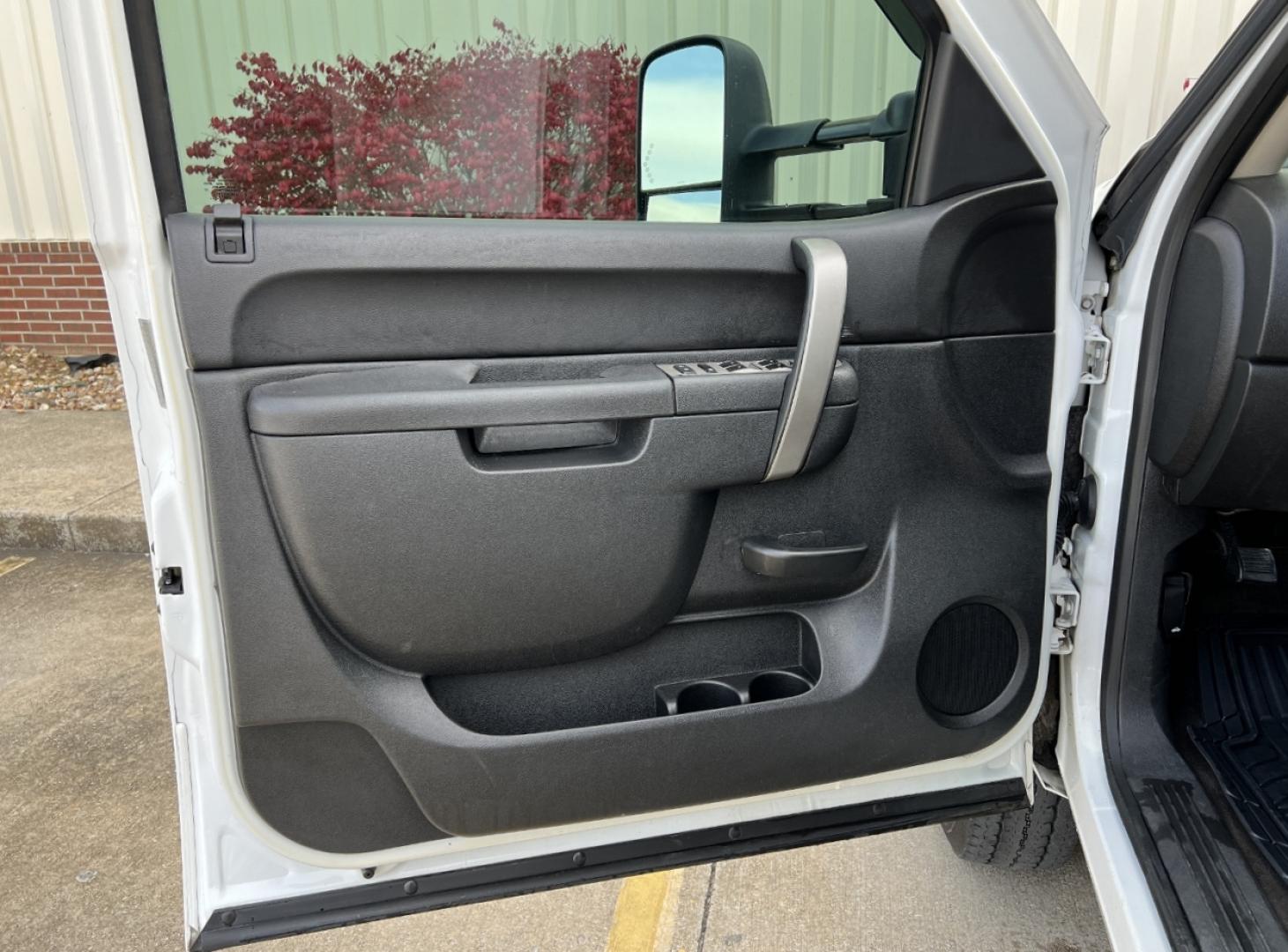 2014 WHITE /Black Cloth Chevrolet Silverado 3500HD LT Crew Cab 4WD (1GC4K0C86EF) with an 6.6L V8 DIESEL engine, Automatic transmission, located at 2990 Old Orchard Rd., Jackson, MO, 63755, 37.354214, -89.612106 - 2014 Chevrolet Silverado 3500HD LT 217xxx miles 4x4 6.6L V8 Diesel Automatic Backup Camera Power Driver Seat Bluetooth Remote Start Cruise Power Windows/Locks/Mirrors We have financing available and we accept trades! Fill out a credit application on our website or come by today! If you h - Photo#11