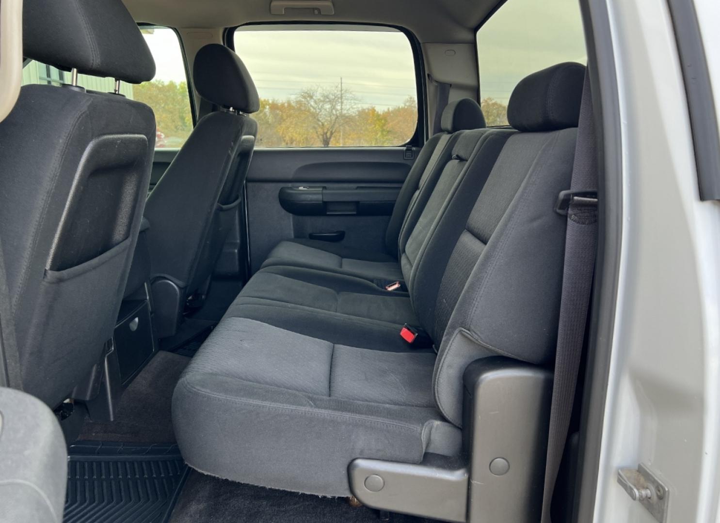 2014 WHITE /Black Cloth Chevrolet Silverado 3500HD LT Crew Cab 4WD (1GC4K0C86EF) with an 6.6L V8 DIESEL engine, Automatic transmission, located at 2990 Old Orchard Rd., Jackson, MO, 63755, 37.354214, -89.612106 - 2014 Chevrolet Silverado 3500HD LT 217xxx miles 4x4 6.6L V8 Diesel Automatic Backup Camera Power Driver Seat Bluetooth Remote Start Cruise Power Windows/Locks/Mirrors We have financing available and we accept trades! Fill out a credit application on our website or come by today! If you h - Photo#15