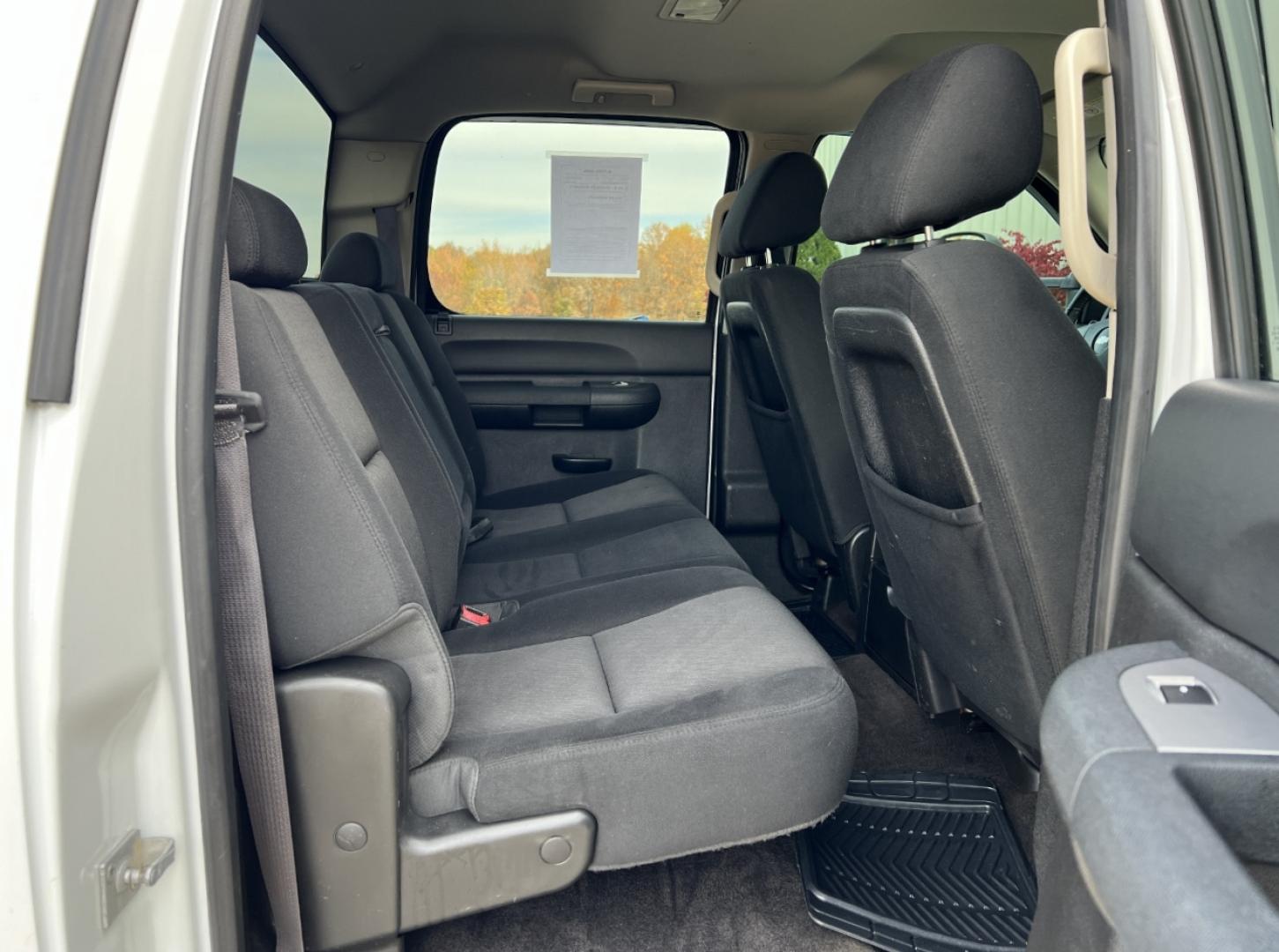 2014 WHITE /Black Cloth Chevrolet Silverado 3500HD LT Crew Cab 4WD (1GC4K0C86EF) with an 6.6L V8 DIESEL engine, Automatic transmission, located at 2990 Old Orchard Rd., Jackson, MO, 63755, 37.354214, -89.612106 - 2014 Chevrolet Silverado 3500HD LT 217xxx miles 4x4 6.6L V8 Diesel Automatic Backup Camera Power Driver Seat Bluetooth Remote Start Cruise Power Windows/Locks/Mirrors We have financing available and we accept trades! Fill out a credit application on our website or come by today! If you h - Photo#16