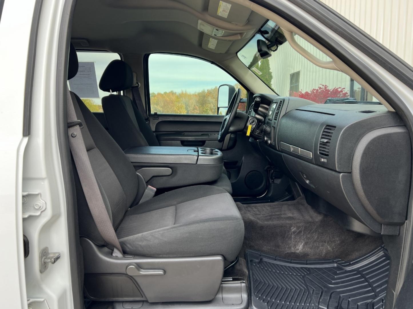 2014 WHITE /Black Cloth Chevrolet Silverado 3500HD LT Crew Cab 4WD (1GC4K0C86EF) with an 6.6L V8 DIESEL engine, Automatic transmission, located at 2990 Old Orchard Rd., Jackson, MO, 63755, 37.354214, -89.612106 - 2014 Chevrolet Silverado 3500HD LT 217xxx miles 4x4 6.6L V8 Diesel Automatic Backup Camera Power Driver Seat Bluetooth Remote Start Cruise Power Windows/Locks/Mirrors We have financing available and we accept trades! Fill out a credit application on our website or come by today! If you h - Photo#14