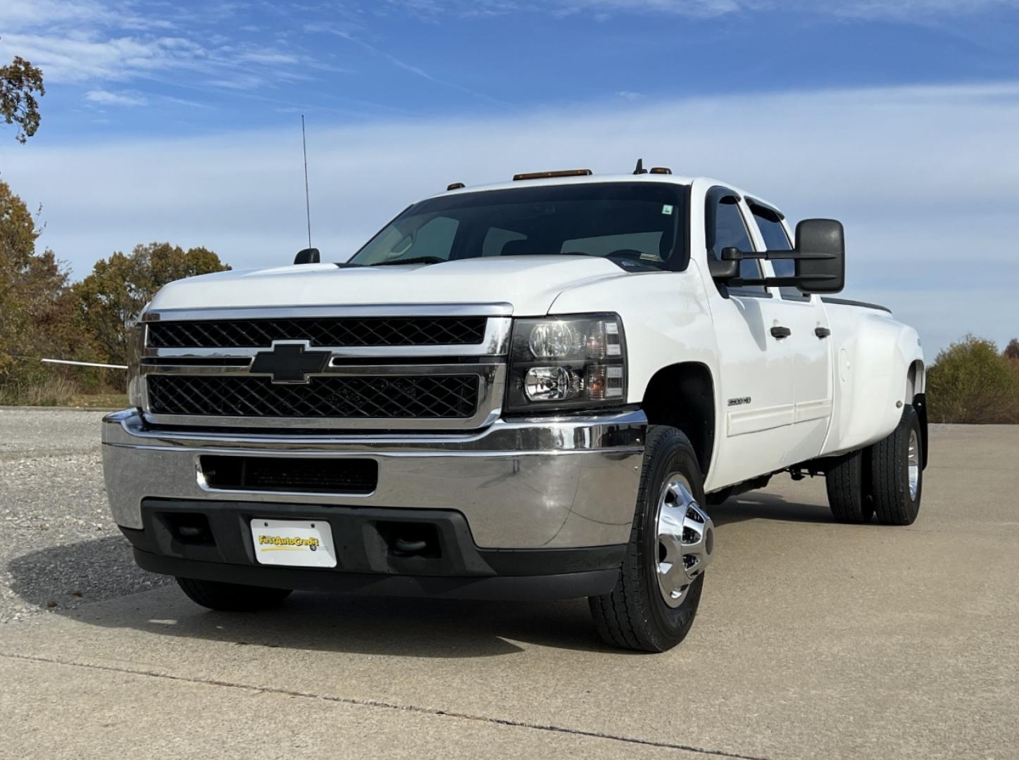 2014 WHITE /Black Cloth Chevrolet Silverado 3500HD LT Crew Cab 4WD (1GC4K0C86EF) with an 6.6L V8 DIESEL engine, Automatic transmission, located at 2990 Old Orchard Rd., Jackson, MO, 63755, 37.354214, -89.612106 - 2014 Chevrolet Silverado 3500HD LT 217xxx miles 4x4 6.6L V8 Diesel Automatic Backup Camera Power Driver Seat Bluetooth Remote Start Cruise Power Windows/Locks/Mirrors We have financing available and we accept trades! Fill out a credit application on our website or come by today! If you h - Photo#4