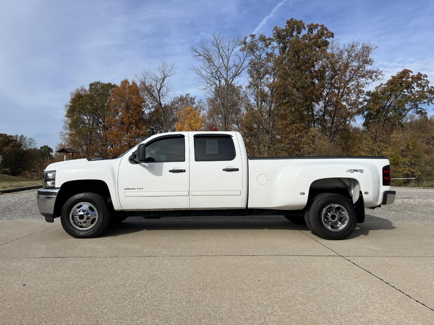 2014 WHITE /Black Cloth Chevrolet Silverado 3500HD LT Crew Cab 4WD (1GC4K0C86EF) with an 6.6L V8 DIESEL engine, Automatic transmission, located at 2990 Old Orchard Rd., Jackson, MO, 63755, 37.354214, -89.612106 - 2014 Chevrolet Silverado 3500HD LT 217xxx miles 4x4 6.6L V8 Diesel Automatic Backup Camera Power Driver Seat Bluetooth Remote Start Cruise Power Windows/Locks/Mirrors We have financing available and we accept trades! Fill out a credit application on our website or come by today! If you h - Photo#5