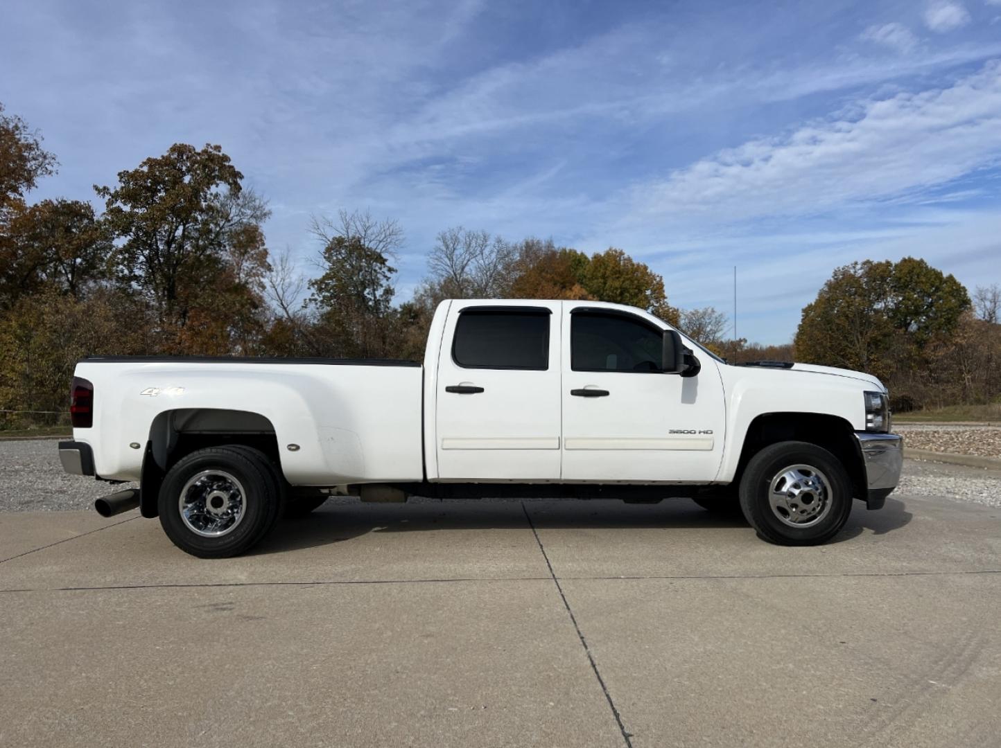 2014 WHITE /Black Cloth Chevrolet Silverado 3500HD LT Crew Cab 4WD (1GC4K0C86EF) with an 6.6L V8 DIESEL engine, Automatic transmission, located at 2990 Old Orchard Rd., Jackson, MO, 63755, 37.354214, -89.612106 - 2014 Chevrolet Silverado 3500HD LT 217xxx miles 4x4 6.6L V8 Diesel Automatic Backup Camera Power Driver Seat Bluetooth Remote Start Cruise Power Windows/Locks/Mirrors We have financing available and we accept trades! Fill out a credit application on our website or come by today! If you h - Photo#6