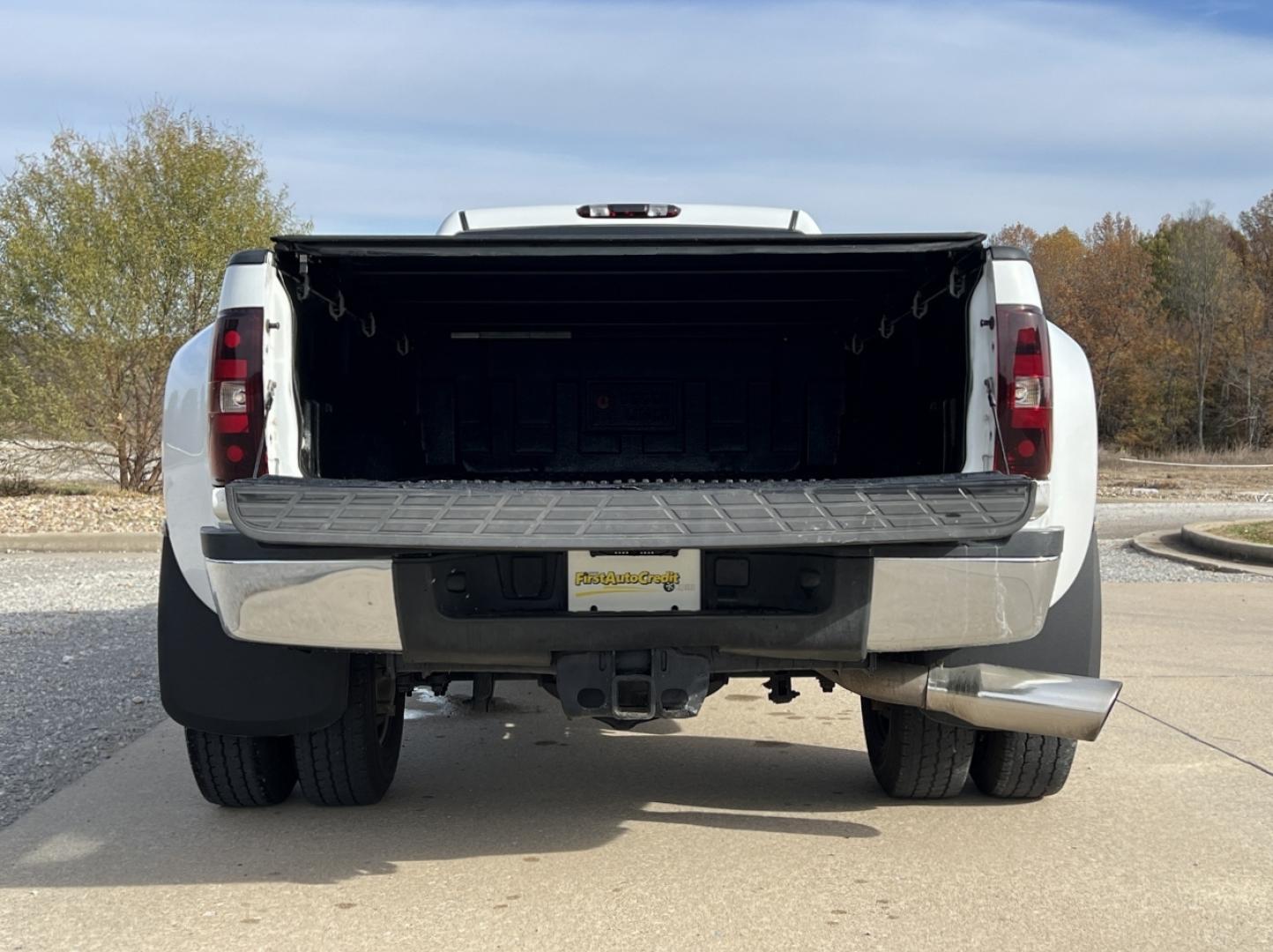 2014 WHITE /Black Cloth Chevrolet Silverado 3500HD LT Crew Cab 4WD (1GC4K0C86EF) with an 6.6L V8 DIESEL engine, Automatic transmission, located at 2990 Old Orchard Rd., Jackson, MO, 63755, 37.354214, -89.612106 - 2014 Chevrolet Silverado 3500HD LT 217xxx miles 4x4 6.6L V8 Diesel Automatic Backup Camera Power Driver Seat Bluetooth Remote Start Cruise Power Windows/Locks/Mirrors We have financing available and we accept trades! Fill out a credit application on our website or come by today! If you h - Photo#17