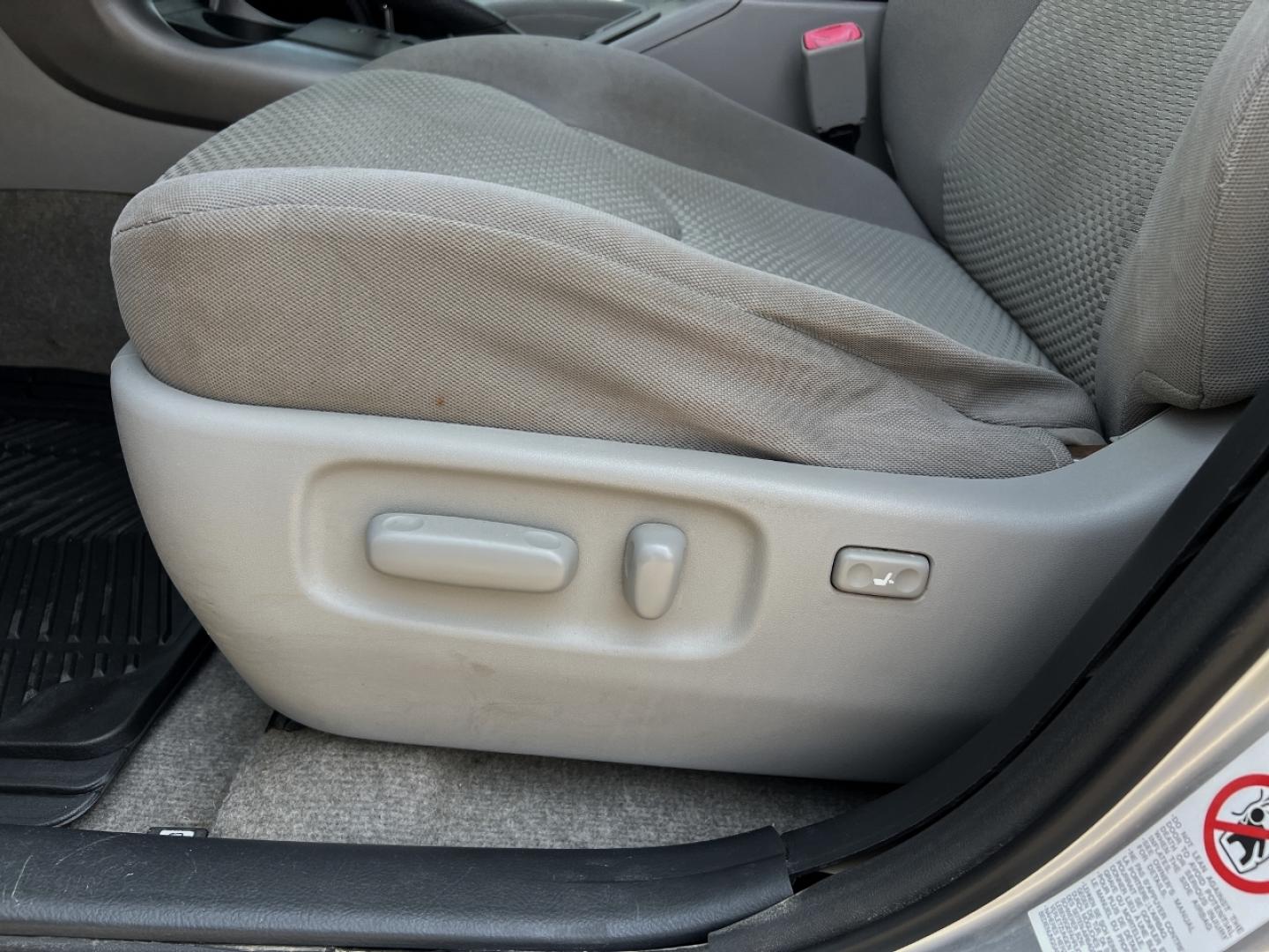 2008 SILVER /Gray Cloth Toyota RAV4 Limited I4 4WD (JTMBD31V386) with an 2.4L 4 Cyl. engine, Automatic transmission, located at 506 S. Kingshighway, Cape Girardeau, MO, 63703, (573) 235-5000, 37.294991, -89.553635 - 2008 Toyota RAV4 Limited 179xxx miles All Wheel Drive 2.4L 4 Cyl. Automatic Navigation Power Driver Seat Bluetooth Cruise Power Windows/Locks/Mirrors We have financing available and we accept trades! Fill out a credit application on our website or come by today! If you have any questions, - Photo#4