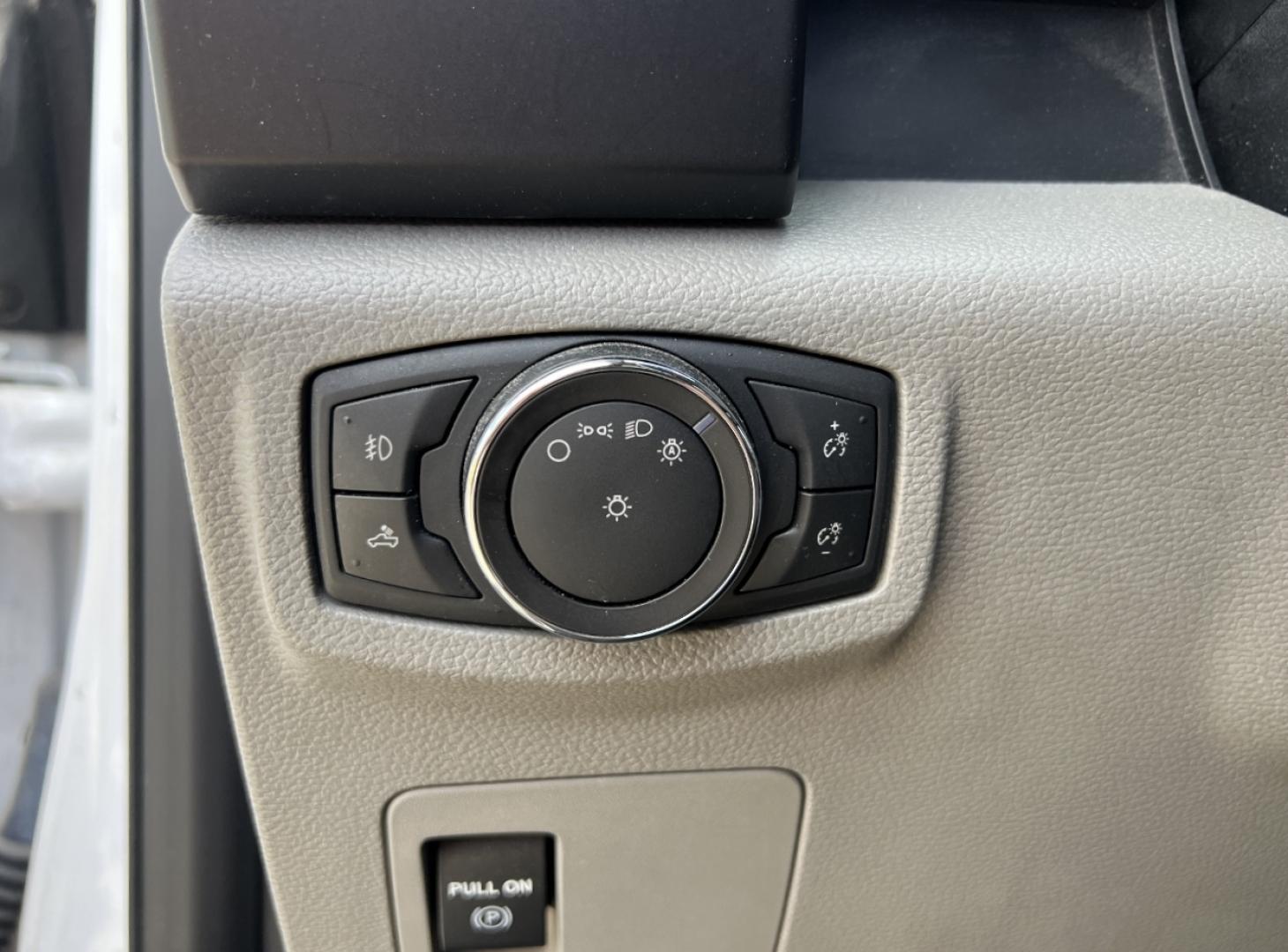 2018 WHITE /Gray Cloth Ford F-150 XL SuperCab 6.5-ft. Bed 2WD (1FTEX1EB7JK) with an 3.3L V6 engine, Automatic transmission, located at 506 S. Kingshighway, Cape Girardeau, MO, 63703, (573) 235-5000, 37.294991, -89.553635 - 2018 Ford F-150 XL 165xxx miles 4x4 3.3L V6 Automatic Backup Camera Bluetooth Cruise Power Windows/Locks/Mirrors We have financing available and we accept trades! Fill out a credit application on our website or come by today! If you have any questions, give us a call at (573) 235-5000 or v - Photo#32