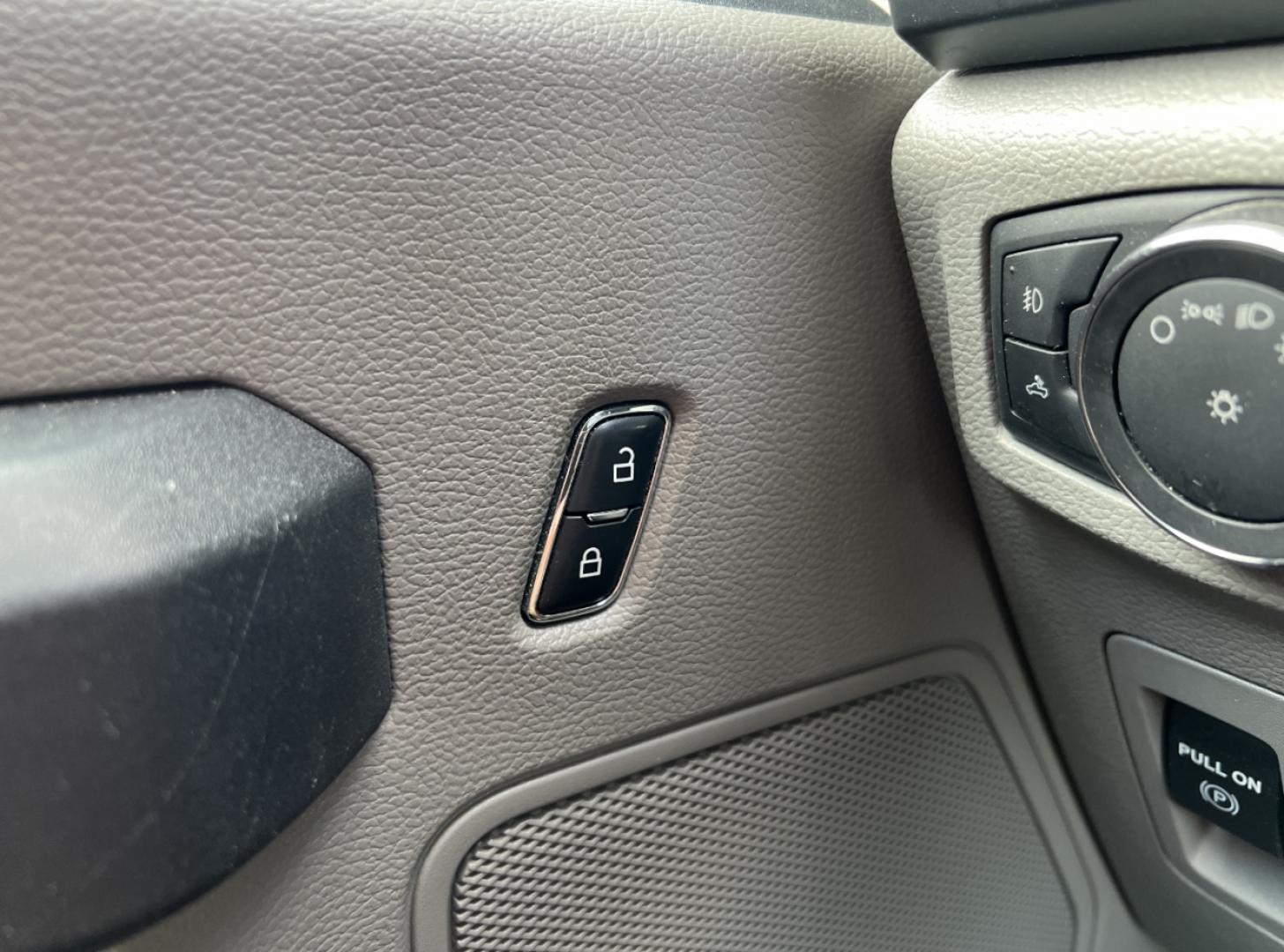 2018 WHITE /Gray Cloth Ford F-150 XL SuperCab 6.5-ft. Bed 2WD (1FTEX1EB7JK) with an 3.3L V6 engine, Automatic transmission, located at 506 S. Kingshighway, Cape Girardeau, MO, 63703, (573) 235-5000, 37.294991, -89.553635 - 2018 Ford F-150 XL 165xxx miles 4x4 3.3L V6 Automatic Backup Camera Bluetooth Cruise Power Windows/Locks/Mirrors We have financing available and we accept trades! Fill out a credit application on our website or come by today! If you have any questions, give us a call at (573) 235-5000 or v - Photo#31