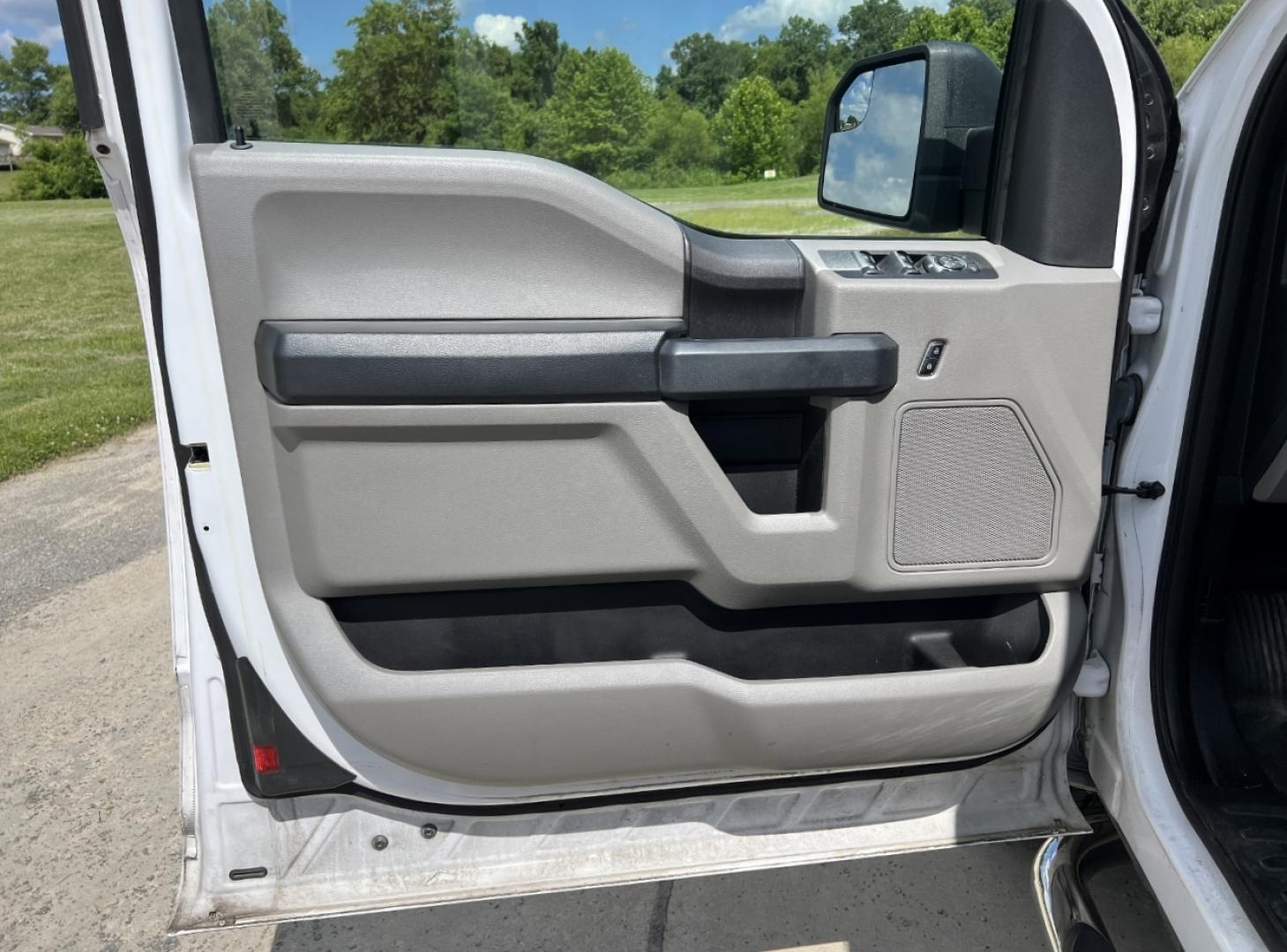 2018 WHITE /Gray Cloth Ford F-150 XL SuperCab 6.5-ft. Bed 2WD (1FTEX1EB7JK) with an 3.3L V6 engine, Automatic transmission, located at 506 S. Kingshighway, Cape Girardeau, MO, 63703, (573) 235-5000, 37.294991, -89.553635 - 2018 Ford F-150 XL 165xxx miles 4x4 3.3L V6 Automatic Backup Camera Bluetooth Cruise Power Windows/Locks/Mirrors We have financing available and we accept trades! Fill out a credit application on our website or come by today! If you have any questions, give us a call at (573) 235-5000 or v - Photo#11