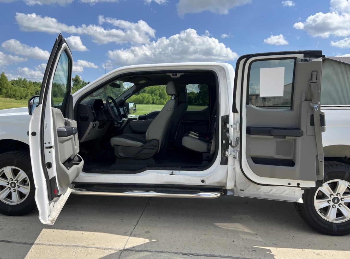 2018 WHITE /Gray Cloth Ford F-150 XL SuperCab 6.5-ft. Bed 2WD (1FTEX1EB7JK) with an 3.3L V6 engine, Automatic transmission, located at 506 S. Kingshighway, Cape Girardeau, MO, 63703, (573) 235-5000, 37.294991, -89.553635 - 2018 Ford F-150 XL 165xxx miles 4x4 3.3L V6 Automatic Backup Camera Bluetooth Cruise Power Windows/Locks/Mirrors We have financing available and we accept trades! Fill out a credit application on our website or come by today! If you have any questions, give us a call at (573) 235-5000 or v - Photo#16