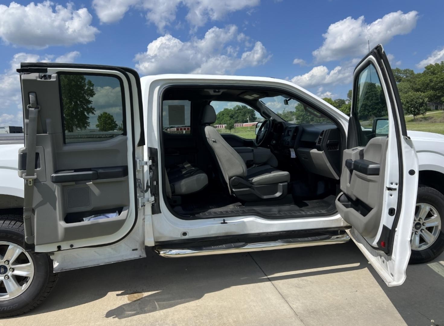 2018 WHITE /Gray Cloth Ford F-150 XL SuperCab 6.5-ft. Bed 2WD (1FTEX1EB7JK) with an 3.3L V6 engine, Automatic transmission, located at 506 S. Kingshighway, Cape Girardeau, MO, 63703, (573) 235-5000, 37.294991, -89.553635 - 2018 Ford F-150 XL 165xxx miles 4x4 3.3L V6 Automatic Backup Camera Bluetooth Cruise Power Windows/Locks/Mirrors We have financing available and we accept trades! Fill out a credit application on our website or come by today! If you have any questions, give us a call at (573) 235-5000 or v - Photo#18