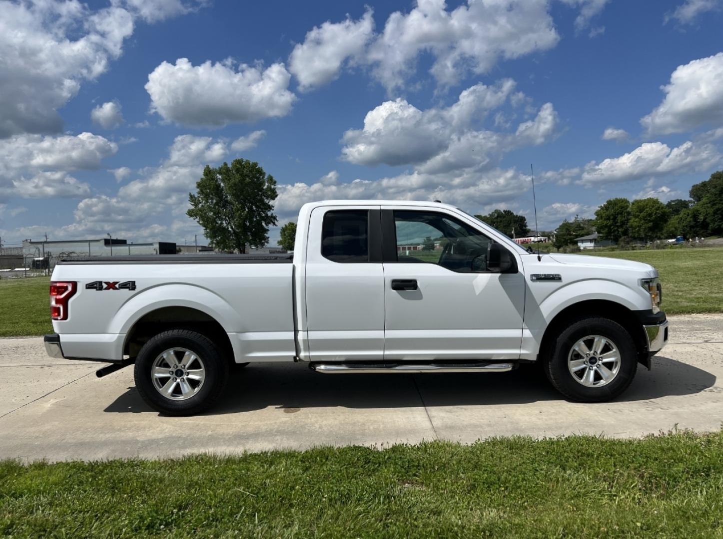 2018 WHITE /Gray Cloth Ford F-150 XL SuperCab 6.5-ft. Bed 2WD (1FTEX1EB7JK) with an 3.3L V6 engine, Automatic transmission, located at 506 S. Kingshighway, Cape Girardeau, MO, 63703, (573) 235-5000, 37.294991, -89.553635 - 2018 Ford F-150 XL 165xxx miles 4x4 3.3L V6 Automatic Backup Camera Bluetooth Cruise Power Windows/Locks/Mirrors We have financing available and we accept trades! Fill out a credit application on our website or come by today! If you have any questions, give us a call at (573) 235-5000 or v - Photo#6