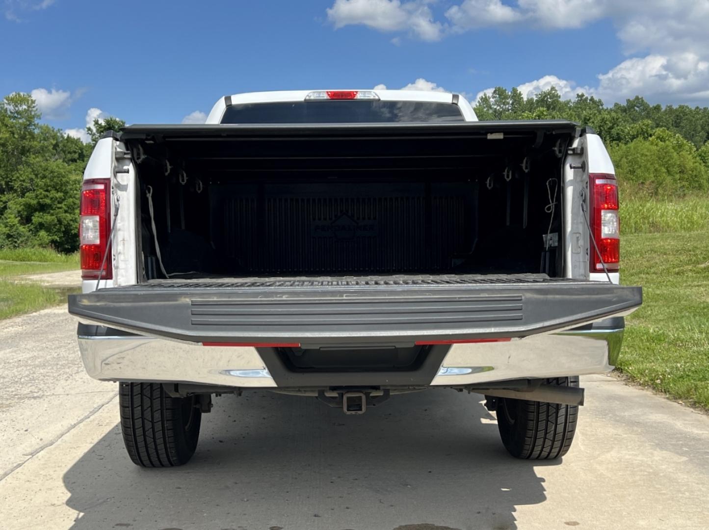 2018 WHITE /Gray Cloth Ford F-150 XL SuperCab 6.5-ft. Bed 2WD (1FTEX1EB7JK) with an 3.3L V6 engine, Automatic transmission, located at 506 S. Kingshighway, Cape Girardeau, MO, 63703, (573) 235-5000, 37.294991, -89.553635 - 2018 Ford F-150 XL 165xxx miles 4x4 3.3L V6 Automatic Backup Camera Bluetooth Cruise Power Windows/Locks/Mirrors We have financing available and we accept trades! Fill out a credit application on our website or come by today! If you have any questions, give us a call at (573) 235-5000 or v - Photo#19