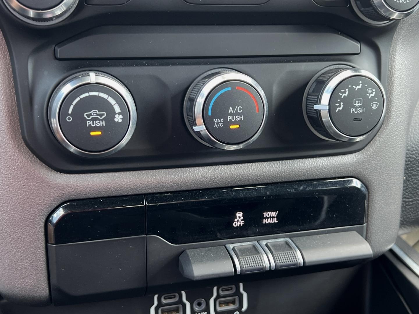 2020 BLACK /Gray Cloth RAM 1500 Big Horn Crew Cab SWB 4WD (1C6SRFFT3LN) with an 5.7L V8 engine, Automatic transmission, located at 506 S. Kingshighway, Cape Girardeau, MO, 63703, (573) 235-5000, 37.294991, -89.553635 - 2020 Ram 1500 Big Horn Only 43xxx miles 4x4 5.7L V8 Automatic Backup Camera Power Driver Seat Bluetooth Remote Start Cruise Power Windows/Locks/Mirrors We have financing available and we accept trades! Fill out a credit application on our website or come by today! If you have any questio - Photo#25