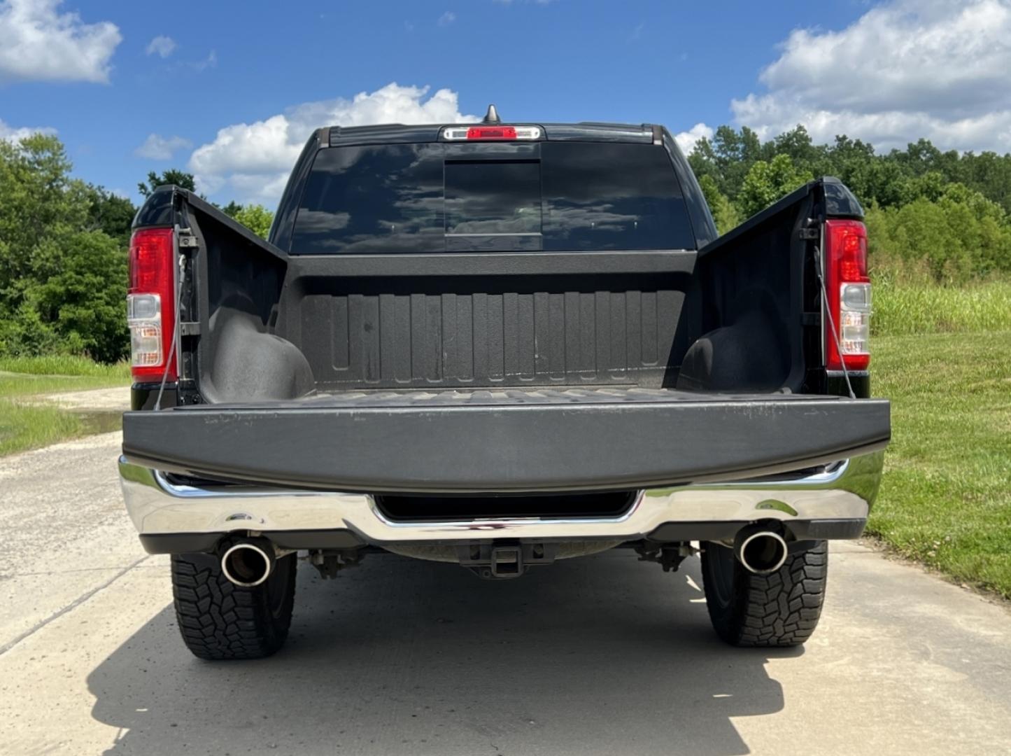 2020 BLACK /Gray Cloth RAM 1500 Big Horn Crew Cab SWB 4WD (1C6SRFFT3LN) with an 5.7L V8 engine, Automatic transmission, located at 506 S. Kingshighway, Cape Girardeau, MO, 63703, (573) 235-5000, 37.294991, -89.553635 - 2020 Ram 1500 Big Horn Only 43xxx miles 4x4 5.7L V8 Automatic Backup Camera Power Driver Seat Bluetooth Remote Start Cruise Power Windows/Locks/Mirrors We have financing available and we accept trades! Fill out a credit application on our website or come by today! If you have any questio - Photo#18