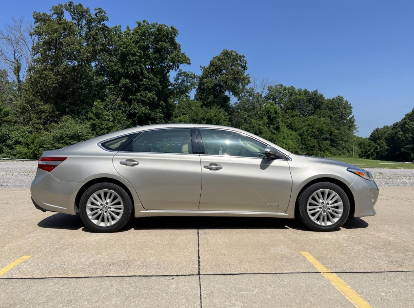 2013 GOLD /Tan Leather Toyota Avalon Hybrid Limited (4T1BD1EB8DU) with an 2.5L 4 Cyl. Hybrid engine, Continuously Variable Transmission transmission, located at 2990 Old Orchard Rd., Jackson, MO, 63755, 37.354214, -89.612106 - 2013 Toyota Avalon Hybrid 124xxx miles Front Wheel Drive 2.5L 4 Cyl. Hybrid Automatic Leather Power/Heated/Cooled Seats Heated Rear Seats Backup Camera Sunroof Bluetooth Cruise Power Windows/Locks/Mirrors We have financing available and we accept trades! Fill out a credit application on - Photo#10