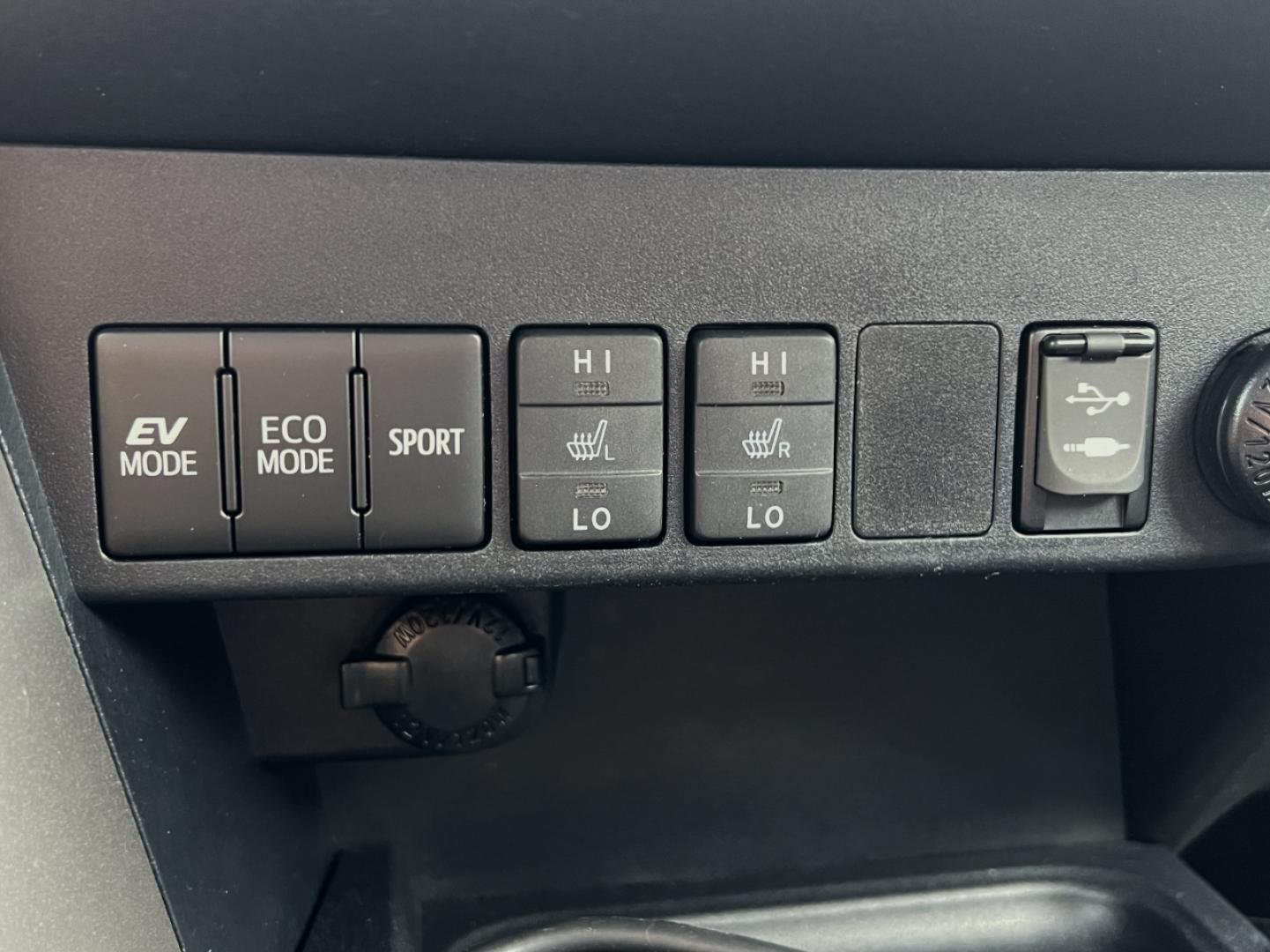 2016 BLUE /Black Leather Toyota RAV4 Hybrid Limited (JTMDJREV2GD) with an 2.5L 4 Cyl. Hybrid engine, CVT transmission, located at 2990 Old Orchard Rd., Jackson, MO, 63755, 37.354214, -89.612106 - 2016 Toyota RAV4 Hybrid Limited 104xxx miles All Wheel Drive 2.5L 4 Cyl. Hybrid Automatic Leather Backup Camera Power Driver Seat Heated Seats Sunroof Cruise Power Windows/Locks/Mirrors We have financing available and we accept trades! Fill out a credit application on our website or come - Photo#3
