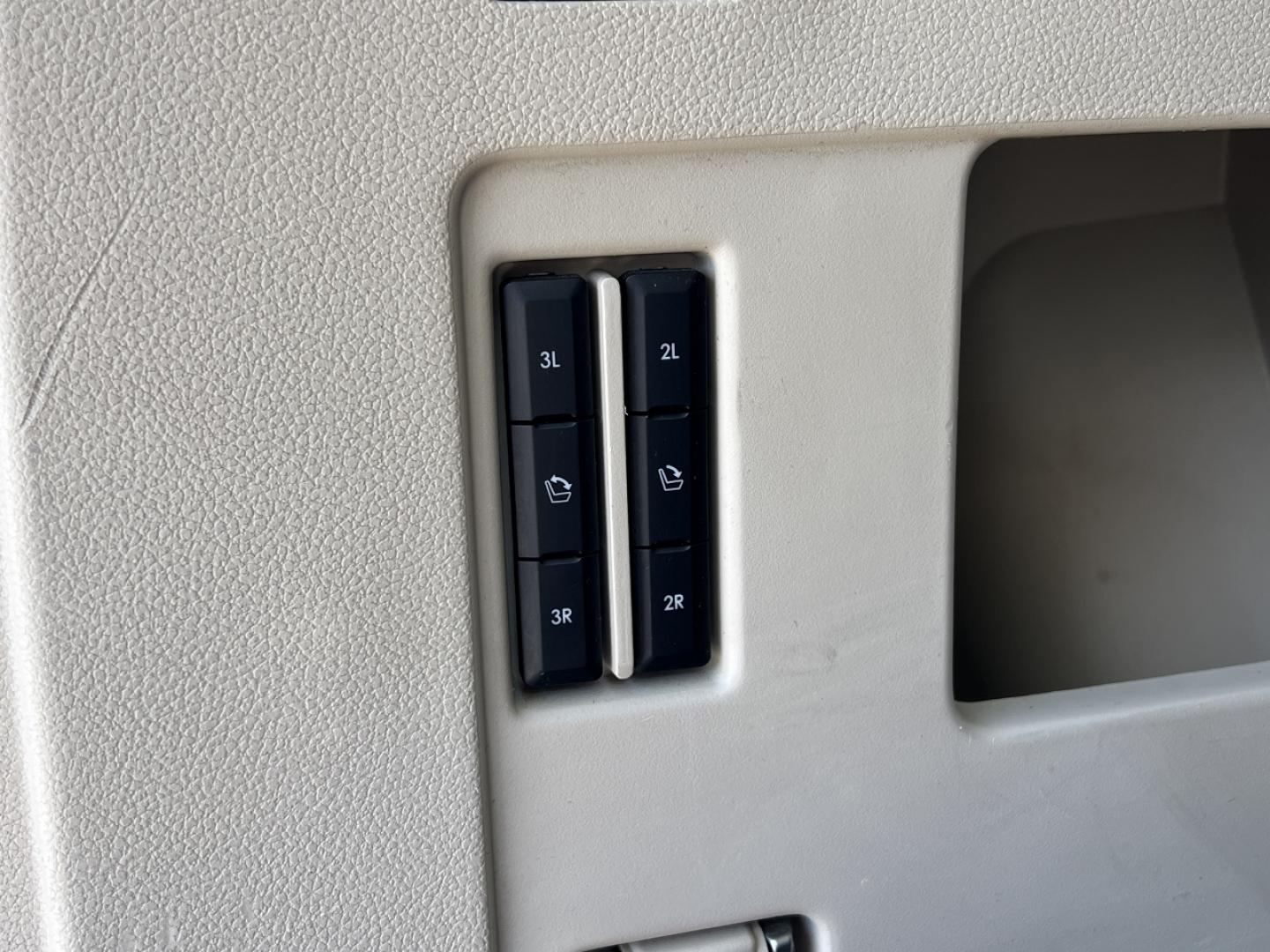 2019 WHITE /Tan Leather Lincoln Navigator L Select 4WD (5LMJJ3JT4KE) with an 3.5L V6 engine, Automatic transmission, located at 506 S. Kingshighway, Cape Girardeau, MO, 63703, (573) 235-5000, 37.294991, -89.553635 - 2019 Lincoln Navigator L Select 156xxx miles 4x4 3.5L V6 Automatic Leather 3rd Row Power/Heated Seats Heated Rear Seats Backup Camera Sunroof Bluetooth Power Running Boards Remote Start Cruise Power Windows/Locks/Mirrors We have financing available and we accept trades! Fill out a cr - Photo#25