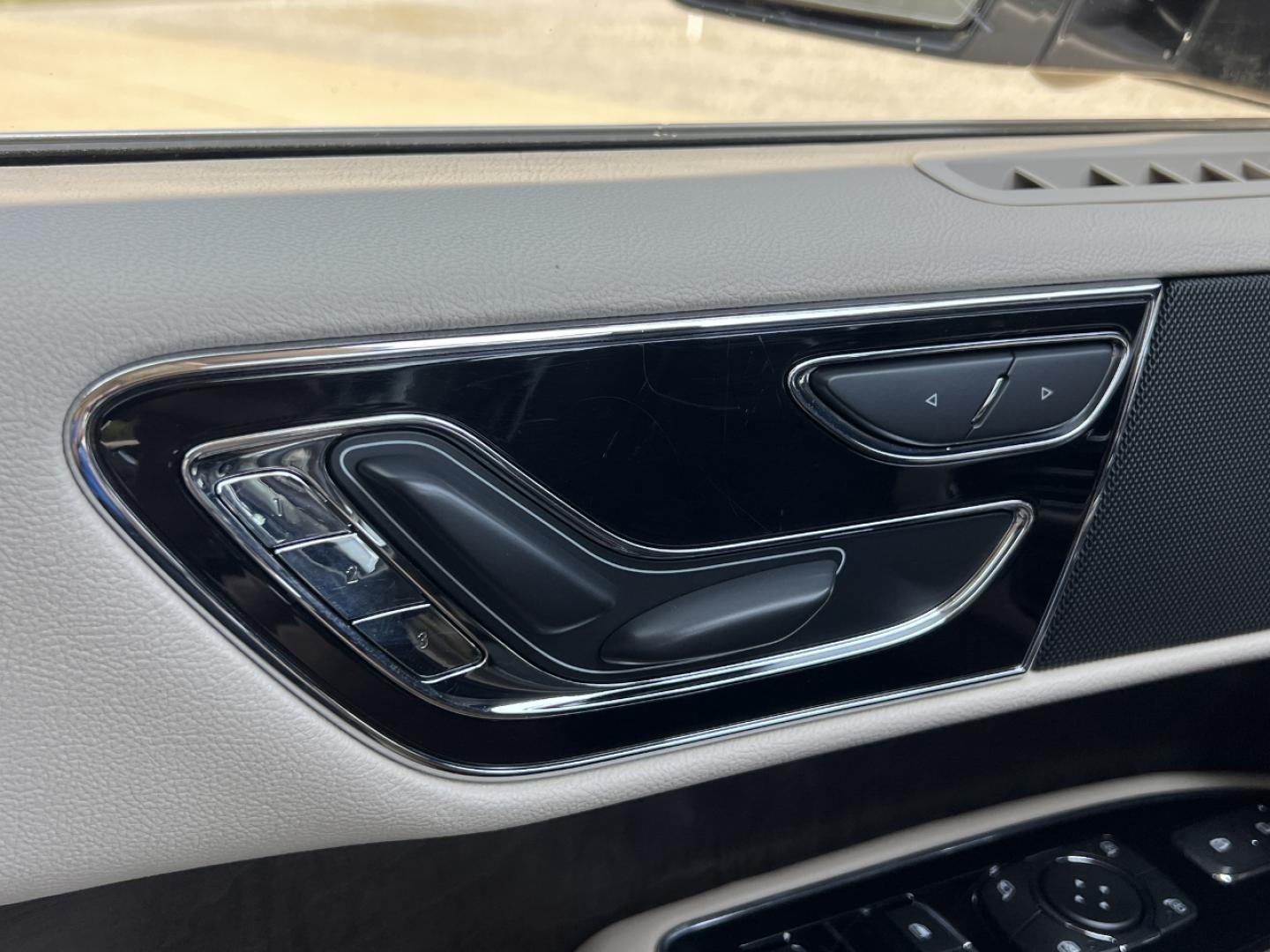 2019 WHITE /Tan Leather Lincoln Navigator L Select 4WD (5LMJJ3JT4KE) with an 3.5L V6 engine, Automatic transmission, located at 506 S. Kingshighway, Cape Girardeau, MO, 63703, (573) 235-5000, 37.294991, -89.553635 - 2019 Lincoln Navigator L Select 156xxx miles 4x4 3.5L V6 Automatic Leather 3rd Row Power/Heated Seats Heated Rear Seats Backup Camera Sunroof Bluetooth Power Running Boards Remote Start Cruise Power Windows/Locks/Mirrors We have financing available and we accept trades! Fill out a cr - Photo#6