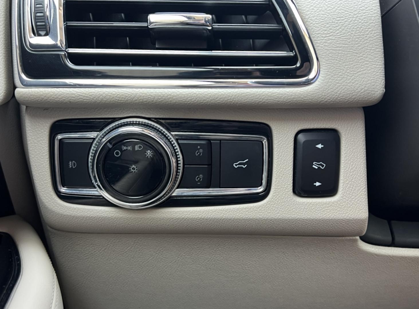 2019 WHITE /Tan Leather Lincoln Navigator L Select 4WD (5LMJJ3JT4KE) with an 3.5L V6 engine, Automatic transmission, located at 506 S. Kingshighway, Cape Girardeau, MO, 63703, (573) 235-5000, 37.294991, -89.553635 - 2019 Lincoln Navigator L Select 156xxx miles 4x4 3.5L V6 Automatic Leather 3rd Row Power/Heated Seats Heated Rear Seats Backup Camera Sunroof Bluetooth Power Running Boards Remote Start Cruise Power Windows/Locks/Mirrors We have financing available and we accept trades! Fill out a cr - Photo#33