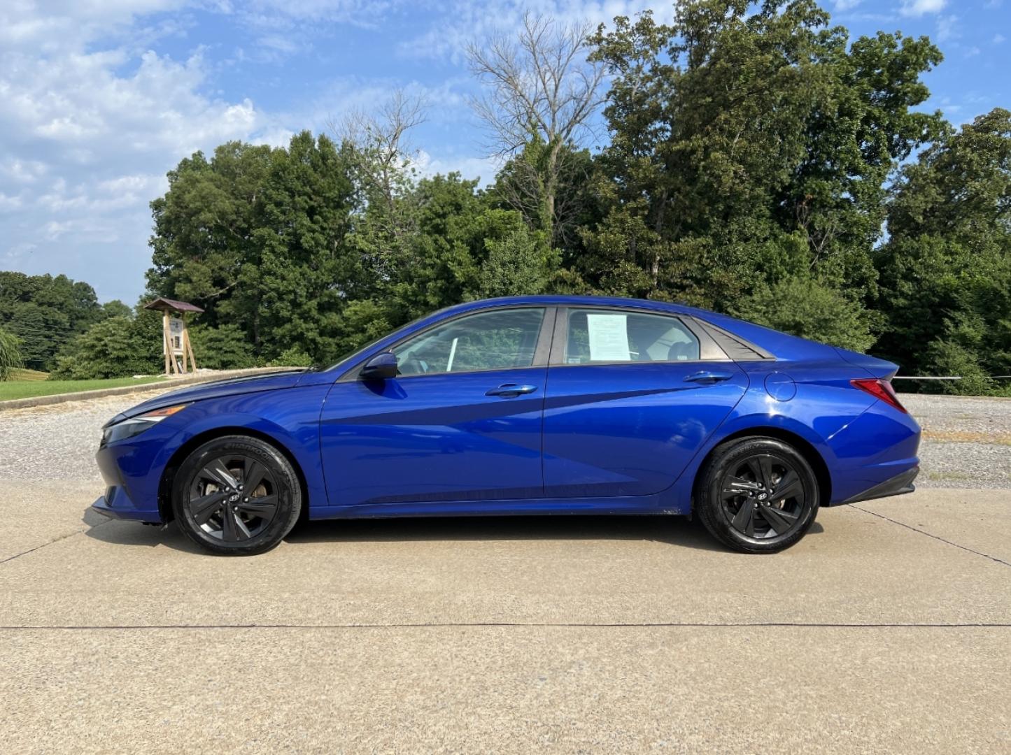 2022 BLUE /Black Cloth Hyundai Elantra SEL (5NPLM4AG4NH) with an 2.0L 4 Cyl. engine, Automatic transmission, located at 2990 Old Orchard Rd., Jackson, MO, 63755, 37.354214, -89.612106 - 2022 Hyundai Elantra SEL 1-Owner 106xxx miles Front Wheel Drive 2.0L 4 Cyl. Automatic Backup Camera Bluetooth Remote Start Cruise Power Windows/Locks/Mirrors We have financing available and we accept trades! Fill out a credit application on our website or come by today! If you have any q - Photo#5