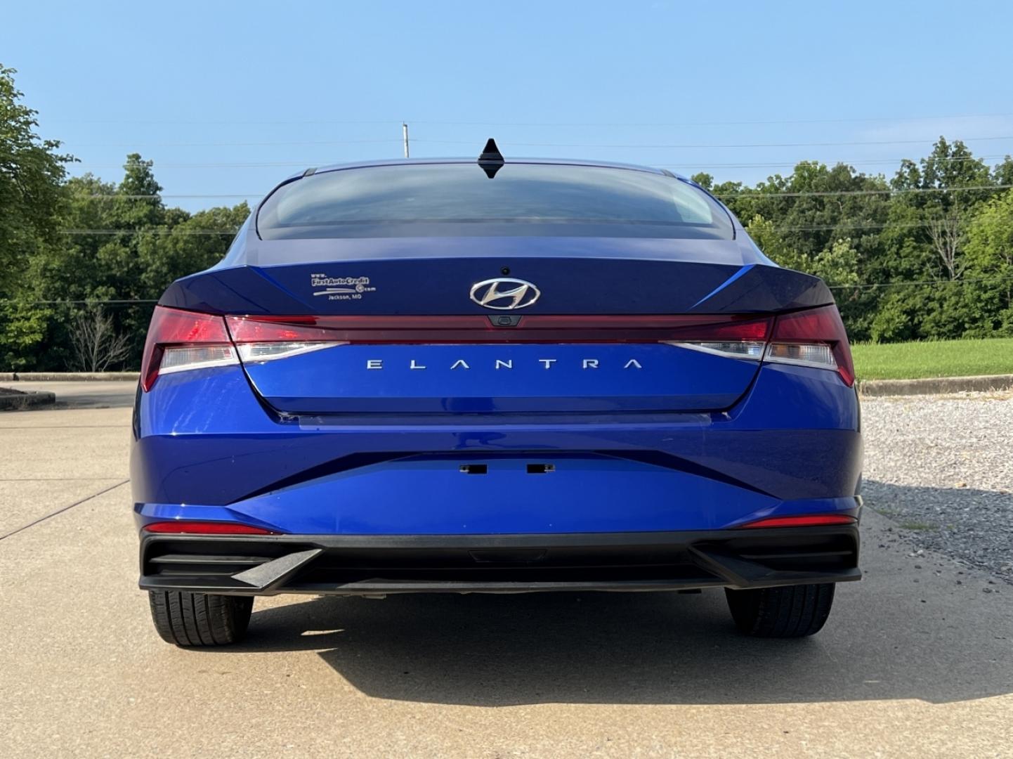 2022 BLUE /Black Cloth Hyundai Elantra SEL (5NPLM4AG4NH) with an 2.0L 4 Cyl. engine, Automatic transmission, located at 2990 Old Orchard Rd., Jackson, MO, 63755, 37.354214, -89.612106 - 2022 Hyundai Elantra SEL 1-Owner 106xxx miles Front Wheel Drive 2.0L 4 Cyl. Automatic Backup Camera Bluetooth Remote Start Cruise Power Windows/Locks/Mirrors We have financing available and we accept trades! Fill out a credit application on our website or come by today! If you have any q - Photo#9