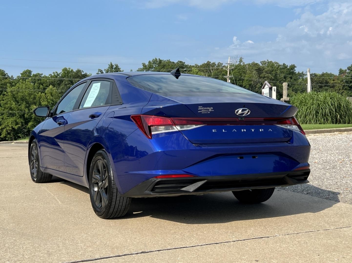 2022 BLUE /Black Cloth Hyundai Elantra SEL (5NPLM4AG4NH) with an 2.0L 4 Cyl. engine, Automatic transmission, located at 2990 Old Orchard Rd., Jackson, MO, 63755, 37.354214, -89.612106 - 2022 Hyundai Elantra SEL 1-Owner 106xxx miles Front Wheel Drive 2.0L 4 Cyl. Automatic Backup Camera Bluetooth Remote Start Cruise Power Windows/Locks/Mirrors We have financing available and we accept trades! Fill out a credit application on our website or come by today! If you have any q - Photo#8