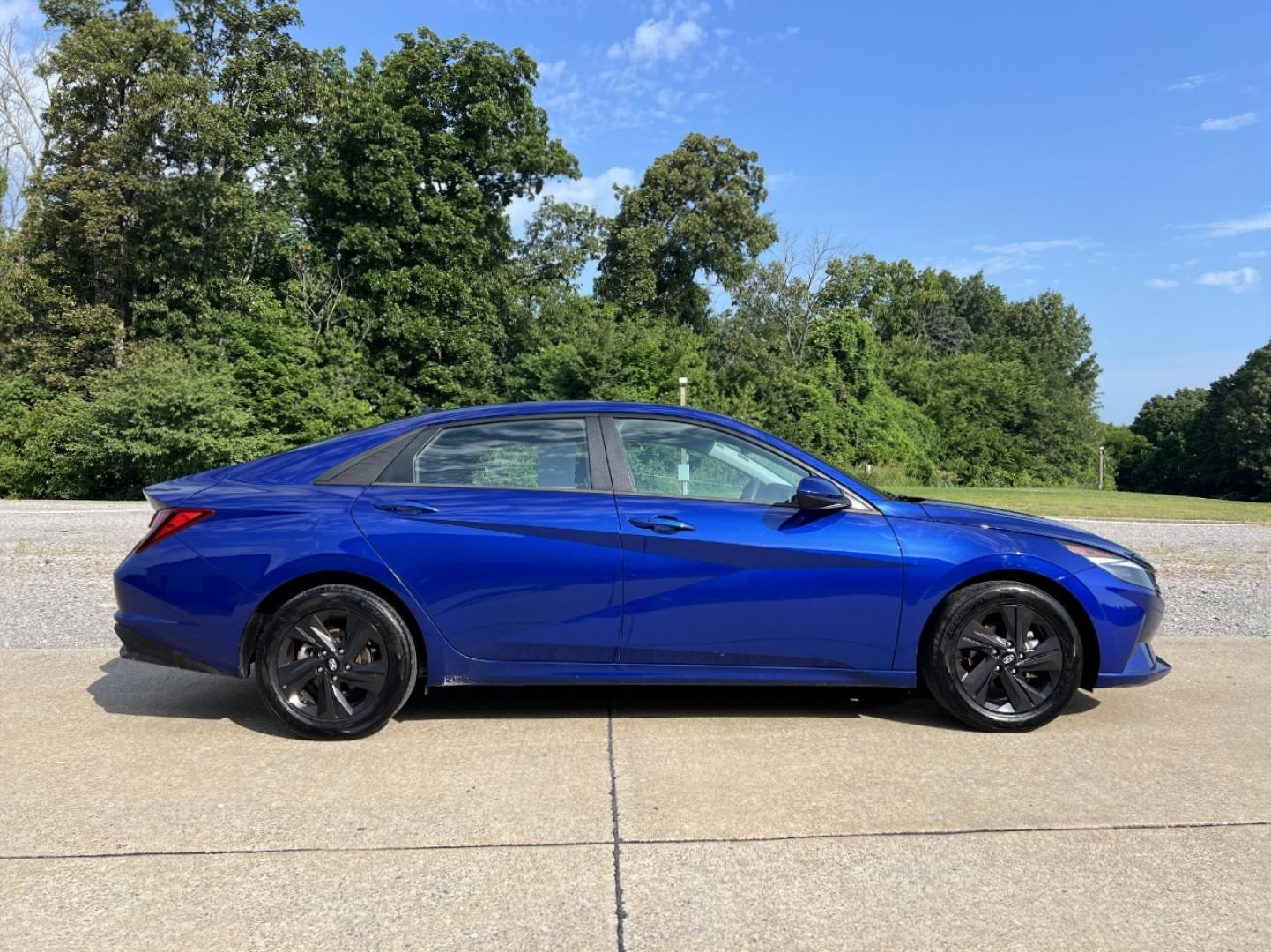 2022 BLUE /Black Cloth Hyundai Elantra SEL (5NPLM4AG4NH) with an 2.0L 4 Cyl. engine, Automatic transmission, located at 2990 Old Orchard Rd., Jackson, MO, 63755, 37.354214, -89.612106 - 2022 Hyundai Elantra SEL 1-Owner 106xxx miles Front Wheel Drive 2.0L 4 Cyl. Automatic Backup Camera Bluetooth Remote Start Cruise Power Windows/Locks/Mirrors We have financing available and we accept trades! Fill out a credit application on our website or come by today! If you have any q - Photo#6