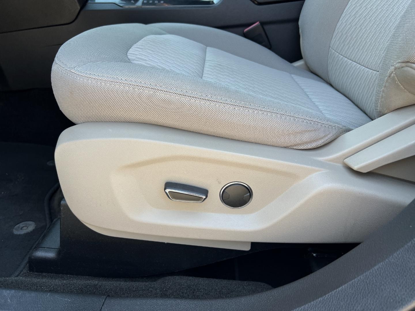 2018 WHITE /Tan Cloth Ford Explorer Base FWD (1FM5K7BH3JG) with an 2.3L 4 Cyl. engine, Automatic transmission, located at 2990 Old Orchard Rd., Jackson, MO, 63755, 37.354214, -89.612106 - 2018 Ford Explorer 1-Owner 115xxx miles Front Wheel Drive 2.3L 4 Cyl. Automatic 3rd Row Backup Camera Power Driver Seat Bluetooth Cruise Power Windows/Locks/Mirrors We have financing available and we accept trades! Fill out a credit application on our website or come by today! If you ha - Photo#3