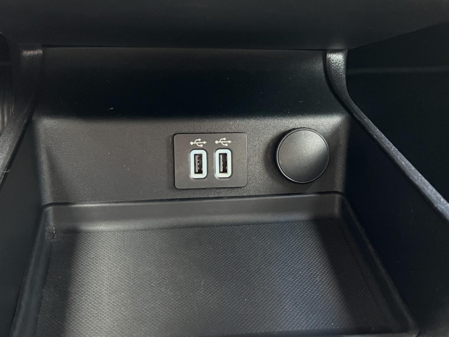 2020 SILVER /Black Leather Ford Fusion SEL (3FA6P0CD1LR) with an 1.5L 4 Cyl. engine, Automatic transmission, located at 506 S. Kingshighway, Cape Girardeau, MO, 63703, (573) 235-5000, 37.294991, -89.553635 - 2020 Ford Fusion SEL 109xxx miles Front Wheel Drive 1.5L 4 Cyl. Automatic Leather Backup Camera Power/Heated Seats Bluetooth Remote Start Cruise Power Windows/Locks/Mirrors We have financing available and we accept trades! Fill out a credit application on our website or come by today! I - Photo#27