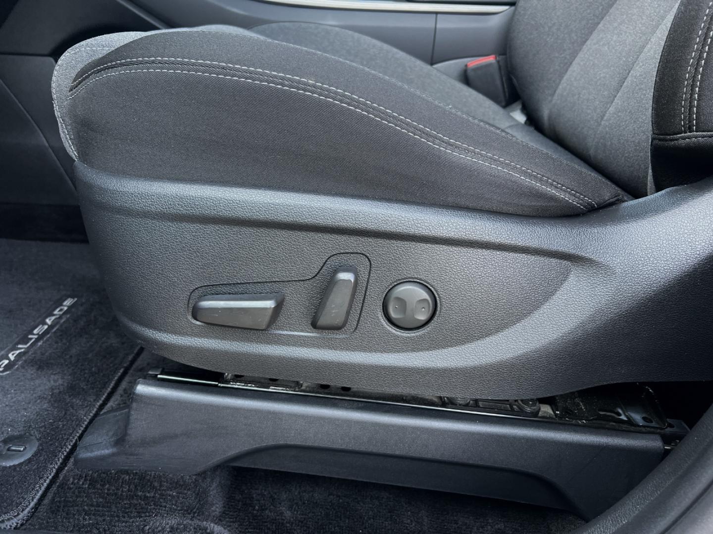 2020 NAVY /Gray Cloth Hyundai Palisade SEL (KM8R34HE9LU) with an 3.8L V6 engine, Automatic transmission, located at 2990 Old Orchard Rd., Jackson, MO, 63755, 37.354214, -89.612106 - 2020 Hyundai Palisade SEL 1-Owner 112xxx miles Front Wheel Drive 3.8L V6 Automatic 3rd Row Backup Camera Power Driver Seat Heated Seats Bluetooth Remote Start Cruise Power Windows/Locks/Mirrors We have financing available and we accept trades! Fill out a credit application on our websi - Photo#5