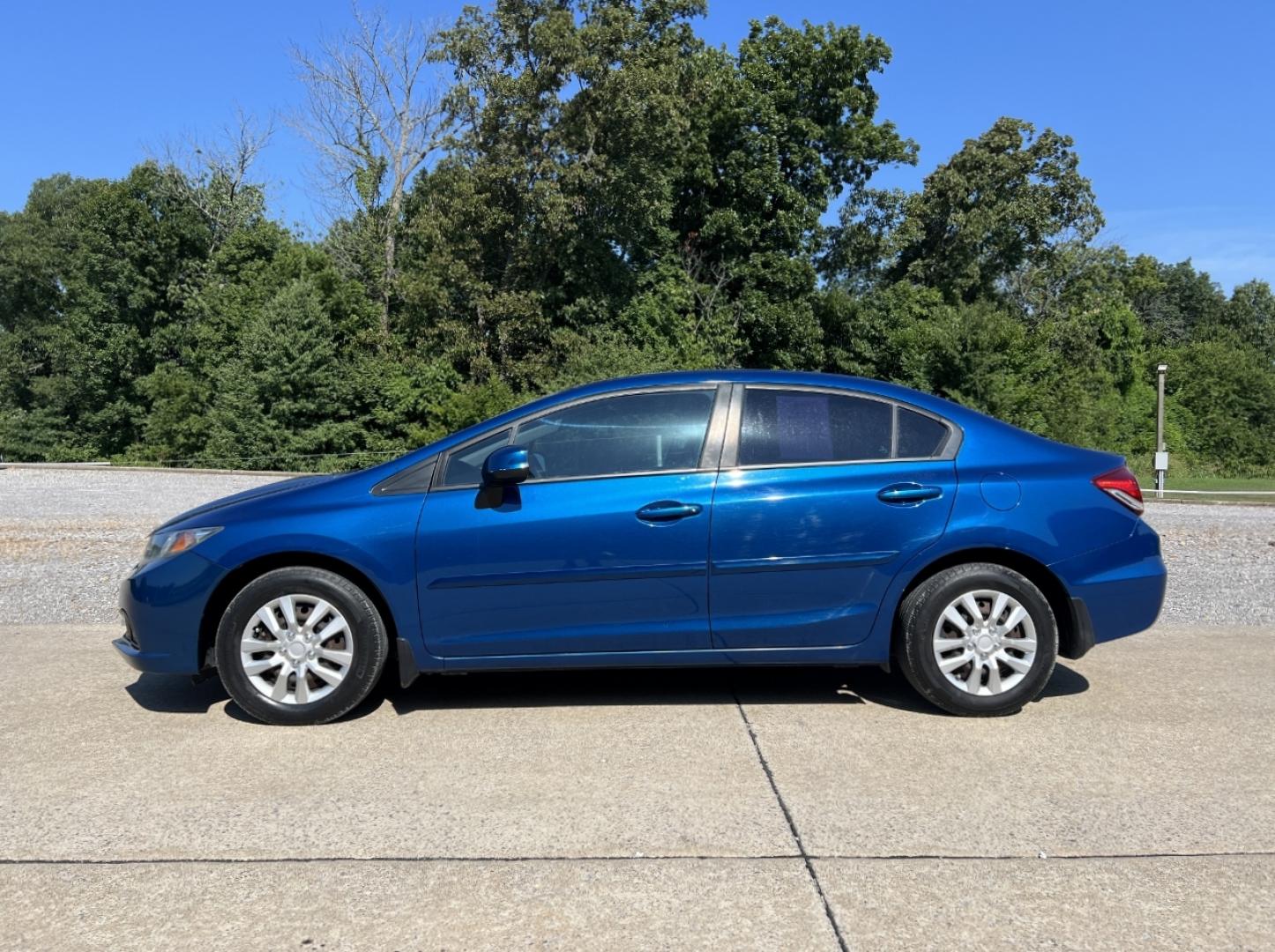 2013 BLUE /Gray Cloth Honda Civic LX Sedan (19XFB2F52DE) with an 1.8L 4 Cyl. engine, Automatic transmission, located at 2990 Old Orchard Rd., Jackson, MO, 63755, 37.354214, -89.612106 - 2013 Honda Civic LX 120xxx miles Front Wheel Drive 1.8L 4 Cyl. Automatic Backup Camera Bluetooth Cruise Power Windows/Locks/Mirrors We have financing available and we accept trades! Fill out a credit application on our website or come by today! If you have any questions, give us a call at - Photo#4