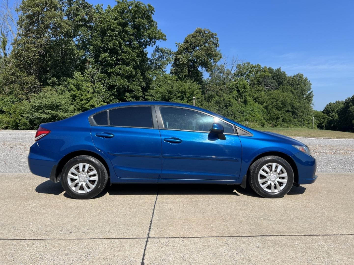 2013 BLUE /Gray Cloth Honda Civic LX Sedan (19XFB2F52DE) with an 1.8L 4 Cyl. engine, Automatic transmission, located at 2990 Old Orchard Rd., Jackson, MO, 63755, 37.354214, -89.612106 - 2013 Honda Civic LX 120xxx miles Front Wheel Drive 1.8L 4 Cyl. Automatic Backup Camera Bluetooth Cruise Power Windows/Locks/Mirrors We have financing available and we accept trades! Fill out a credit application on our website or come by today! If you have any questions, give us a call at - Photo#5