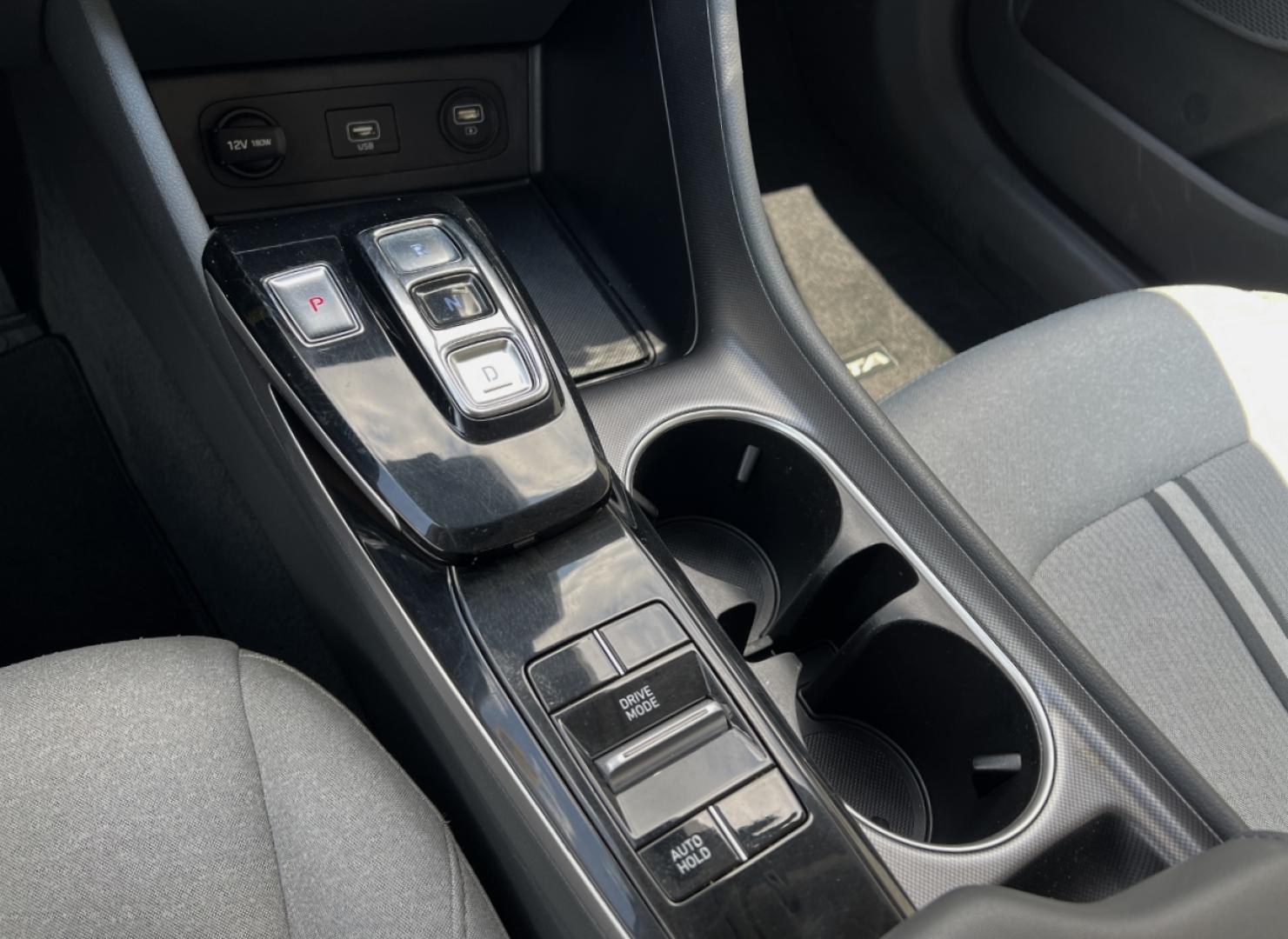 2020 WHITE /Gray Cloth Hyundai Sonata SE (5NPEG4JA2LH) with an 2.4L 4 Cyl. engine, Automatic transmission, located at 2990 Old Orchard Rd., Jackson, MO, 63755, 37.354214, -89.612106 - 2020 Hyundai Sonata SE 1-Owner 104xxx miles Front Wheel Drive 2.5L 4 Cyl. Automatic Backup Camera Bluetooth Cruise Power Windows/Locks/Mirrors We have financing available and we accept trades! Fill out a credit application on our website or come by today! If you have any questions, give u - Photo#20