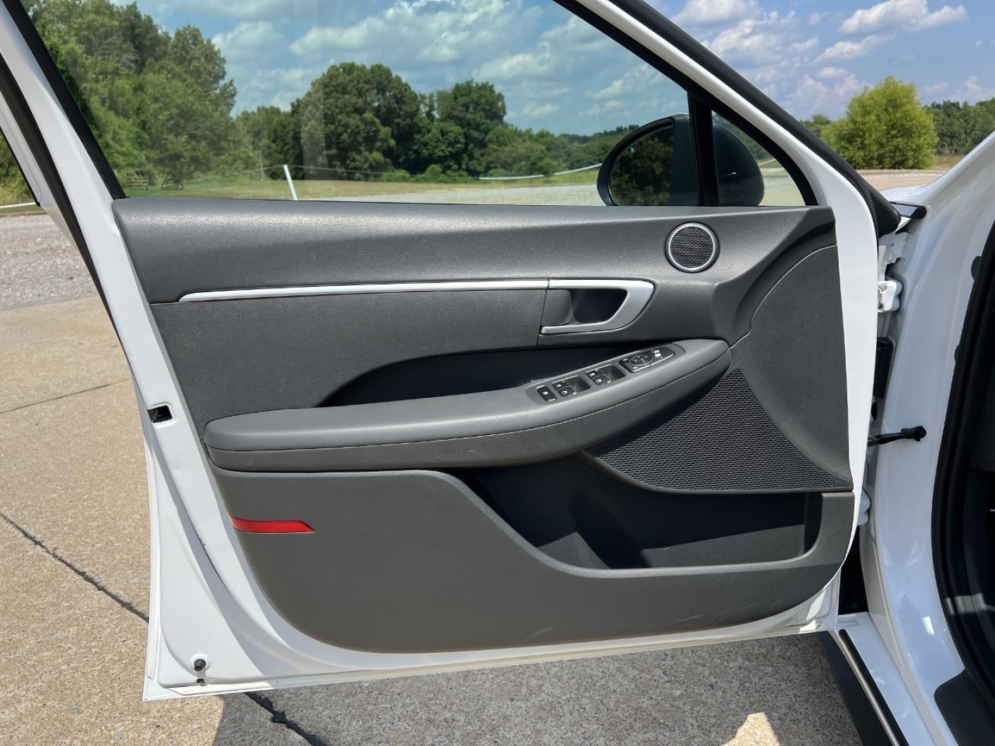 2020 WHITE /Gray Cloth Hyundai Sonata SE (5NPEG4JA2LH) with an 2.4L 4 Cyl. engine, Automatic transmission, located at 2990 Old Orchard Rd., Jackson, MO, 63755, 37.354214, -89.612106 - 2020 Hyundai Sonata SE 1-Owner 104xxx miles Front Wheel Drive 2.5L 4 Cyl. Automatic Backup Camera Bluetooth Cruise Power Windows/Locks/Mirrors We have financing available and we accept trades! Fill out a credit application on our website or come by today! If you have any questions, give u - Photo#10