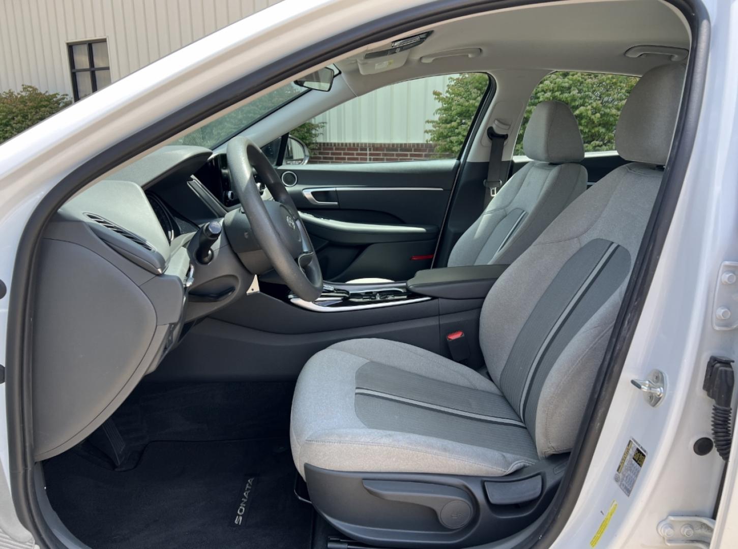 2020 WHITE /Gray Cloth Hyundai Sonata SE (5NPEG4JA2LH) with an 2.4L 4 Cyl. engine, Automatic transmission, located at 2990 Old Orchard Rd., Jackson, MO, 63755, 37.354214, -89.612106 - 2020 Hyundai Sonata SE 1-Owner 104xxx miles Front Wheel Drive 2.5L 4 Cyl. Automatic Backup Camera Bluetooth Cruise Power Windows/Locks/Mirrors We have financing available and we accept trades! Fill out a credit application on our website or come by today! If you have any questions, give u - Photo#11