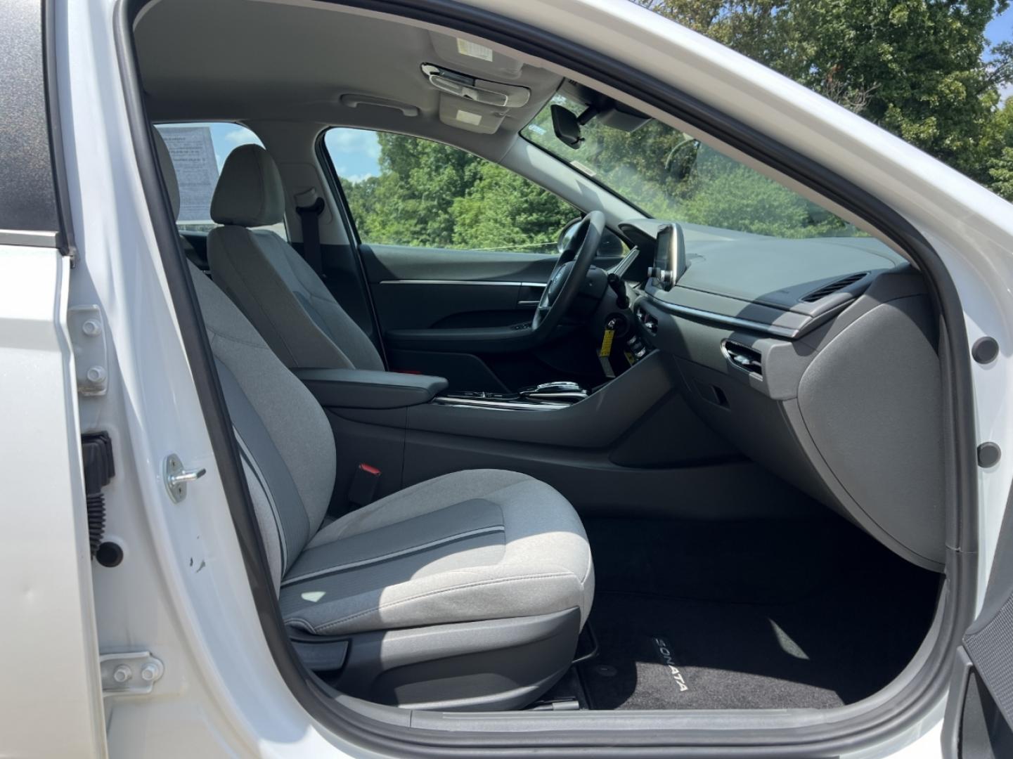 2020 WHITE /Gray Cloth Hyundai Sonata SE (5NPEG4JA2LH) with an 2.4L 4 Cyl. engine, Automatic transmission, located at 2990 Old Orchard Rd., Jackson, MO, 63755, 37.354214, -89.612106 - 2020 Hyundai Sonata SE 1-Owner 104xxx miles Front Wheel Drive 2.5L 4 Cyl. Automatic Backup Camera Bluetooth Cruise Power Windows/Locks/Mirrors We have financing available and we accept trades! Fill out a credit application on our website or come by today! If you have any questions, give u - Photo#13