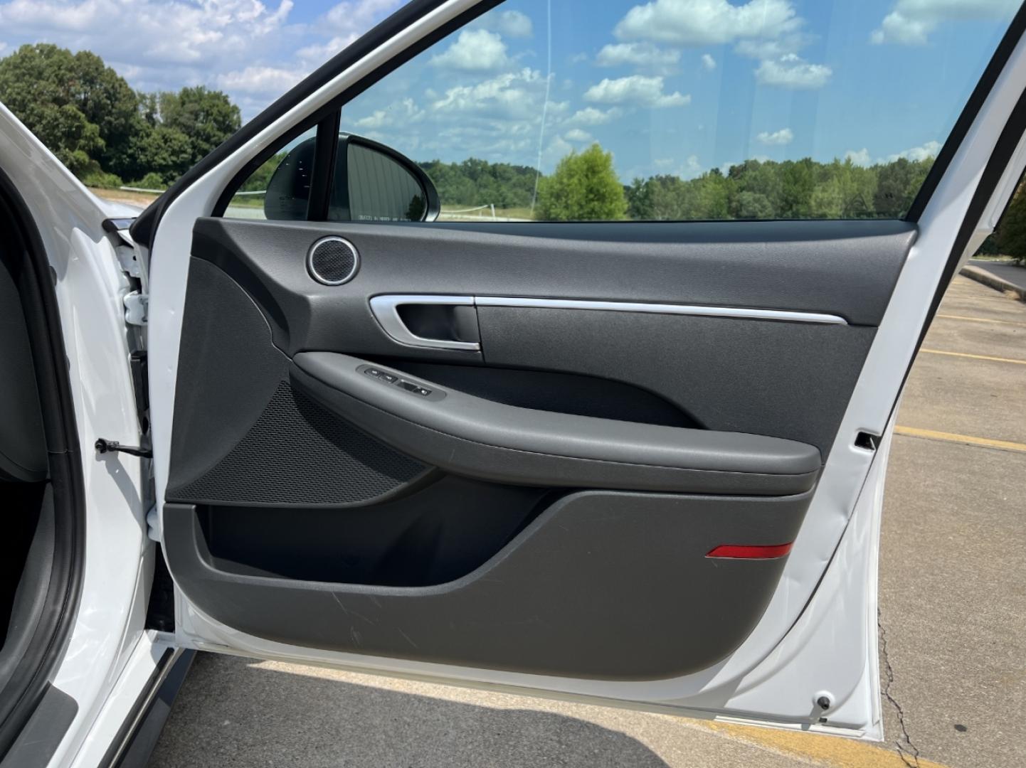2020 WHITE /Gray Cloth Hyundai Sonata SE (5NPEG4JA2LH) with an 2.4L 4 Cyl. engine, Automatic transmission, located at 2990 Old Orchard Rd., Jackson, MO, 63755, 37.354214, -89.612106 - 2020 Hyundai Sonata SE 1-Owner 104xxx miles Front Wheel Drive 2.5L 4 Cyl. Automatic Backup Camera Bluetooth Cruise Power Windows/Locks/Mirrors We have financing available and we accept trades! Fill out a credit application on our website or come by today! If you have any questions, give u - Photo#12