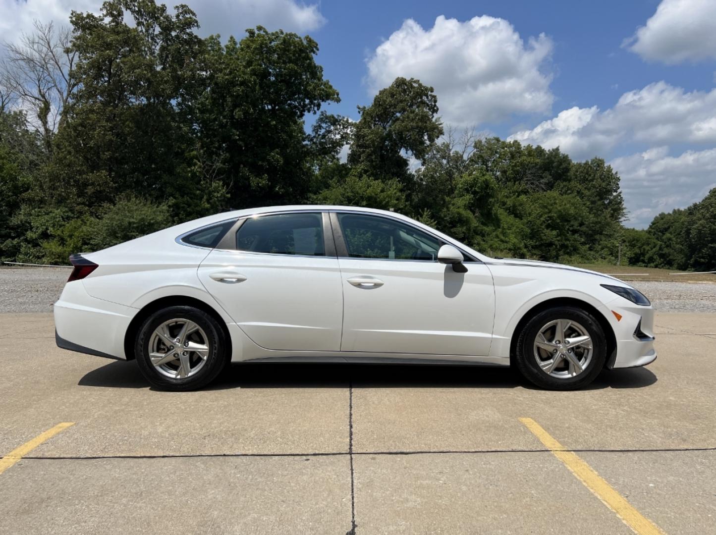 2020 WHITE /Gray Cloth Hyundai Sonata SE (5NPEG4JA2LH) with an 2.4L 4 Cyl. engine, Automatic transmission, located at 2990 Old Orchard Rd., Jackson, MO, 63755, 37.354214, -89.612106 - 2020 Hyundai Sonata SE 1-Owner 104xxx miles Front Wheel Drive 2.5L 4 Cyl. Automatic Backup Camera Bluetooth Cruise Power Windows/Locks/Mirrors We have financing available and we accept trades! Fill out a credit application on our website or come by today! If you have any questions, give u - Photo#5