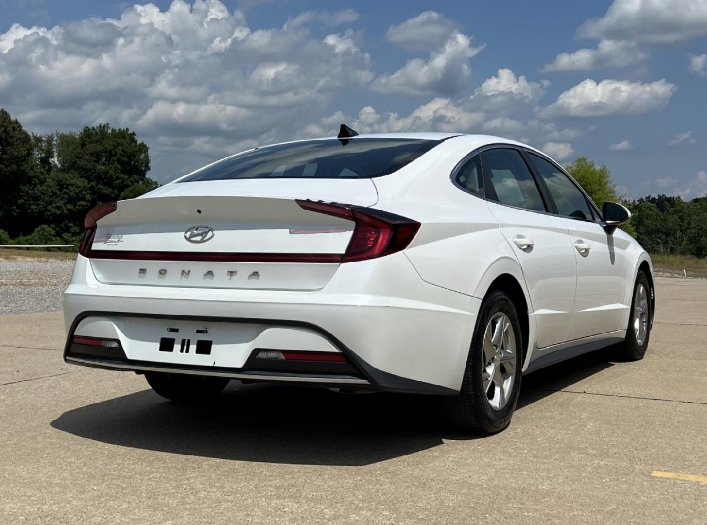 2020 WHITE /Gray Cloth Hyundai Sonata SE (5NPEG4JA2LH) with an 2.4L 4 Cyl. engine, Automatic transmission, located at 2990 Old Orchard Rd., Jackson, MO, 63755, 37.354214, -89.612106 - 2020 Hyundai Sonata SE 1-Owner 104xxx miles Front Wheel Drive 2.5L 4 Cyl. Automatic Backup Camera Bluetooth Cruise Power Windows/Locks/Mirrors We have financing available and we accept trades! Fill out a credit application on our website or come by today! If you have any questions, give u - Photo#6