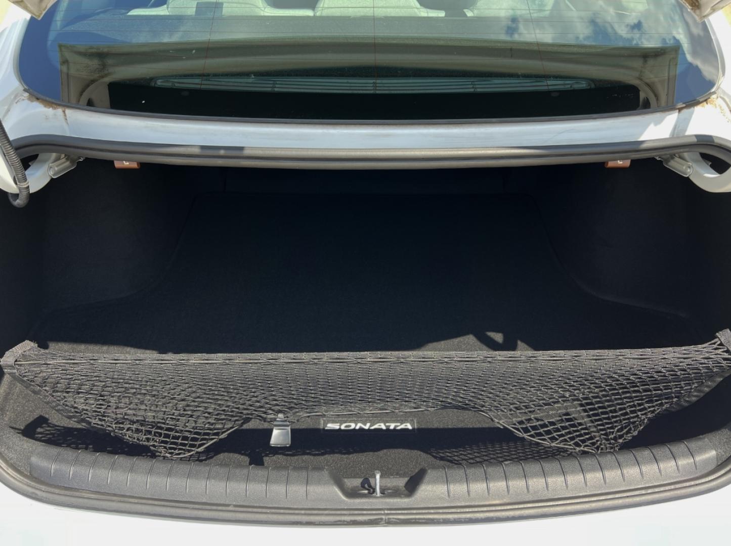2020 WHITE /Gray Cloth Hyundai Sonata SE (5NPEG4JA2LH) with an 2.4L 4 Cyl. engine, Automatic transmission, located at 2990 Old Orchard Rd., Jackson, MO, 63755, 37.354214, -89.612106 - 2020 Hyundai Sonata SE 1-Owner 104xxx miles Front Wheel Drive 2.5L 4 Cyl. Automatic Backup Camera Bluetooth Cruise Power Windows/Locks/Mirrors We have financing available and we accept trades! Fill out a credit application on our website or come by today! If you have any questions, give u - Photo#17