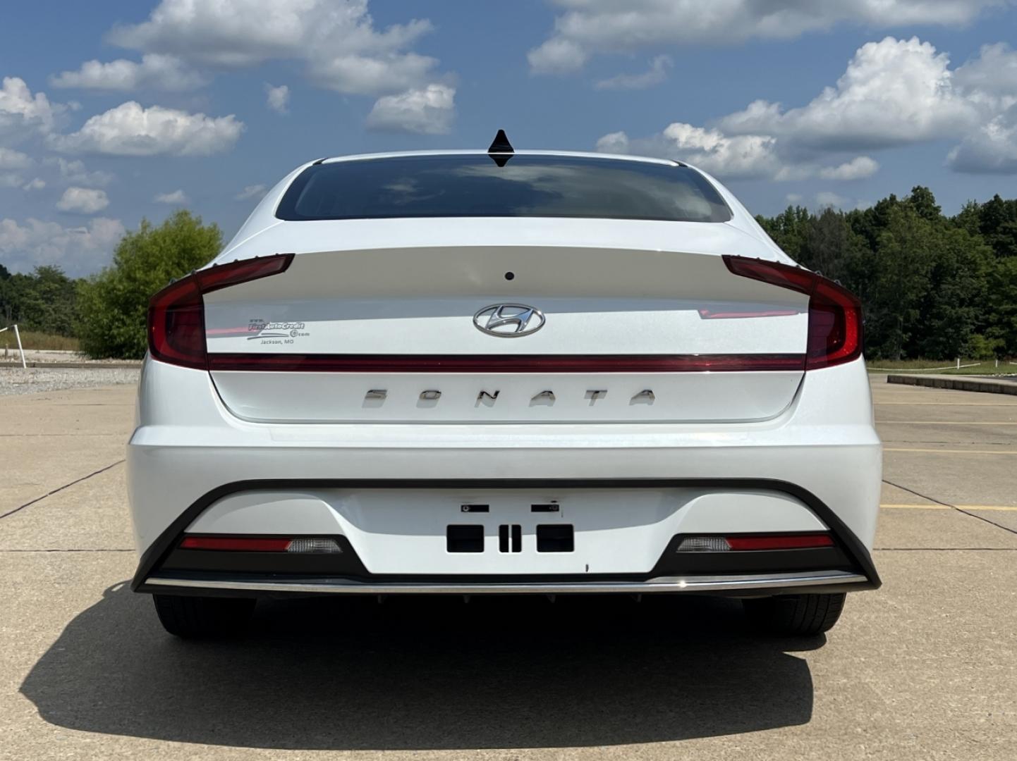 2020 WHITE /Gray Cloth Hyundai Sonata SE (5NPEG4JA2LH) with an 2.4L 4 Cyl. engine, Automatic transmission, located at 2990 Old Orchard Rd., Jackson, MO, 63755, 37.354214, -89.612106 - 2020 Hyundai Sonata SE 1-Owner 104xxx miles Front Wheel Drive 2.5L 4 Cyl. Automatic Backup Camera Bluetooth Cruise Power Windows/Locks/Mirrors We have financing available and we accept trades! Fill out a credit application on our website or come by today! If you have any questions, give u - Photo#8