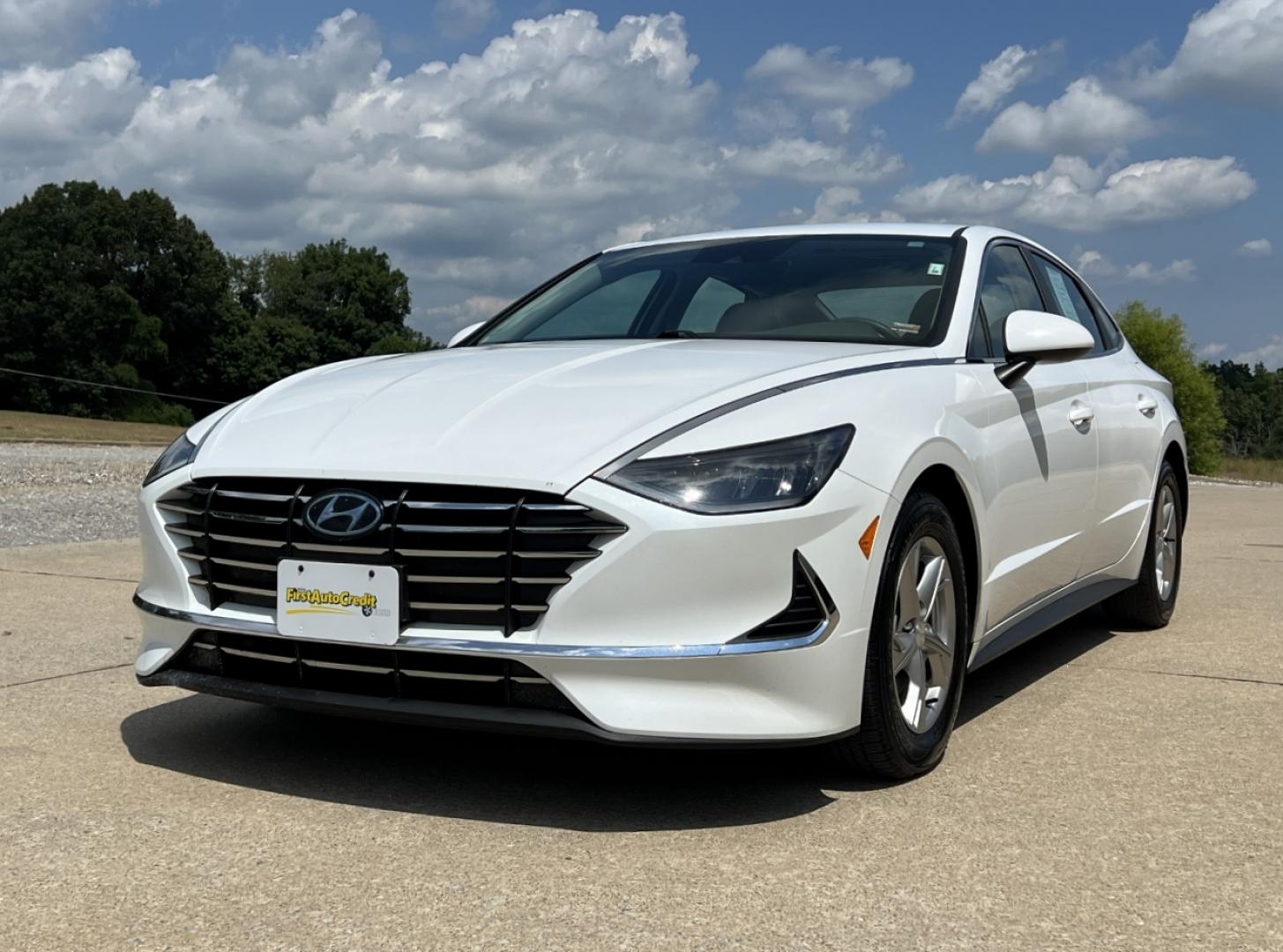 2020 WHITE /Gray Cloth Hyundai Sonata SE (5NPEG4JA2LH) with an 2.4L 4 Cyl. engine, Automatic transmission, located at 2990 Old Orchard Rd., Jackson, MO, 63755, 37.354214, -89.612106 - 2020 Hyundai Sonata SE 1-Owner 104xxx miles Front Wheel Drive 2.5L 4 Cyl. Automatic Backup Camera Bluetooth Cruise Power Windows/Locks/Mirrors We have financing available and we accept trades! Fill out a credit application on our website or come by today! If you have any questions, give u - Photo#3